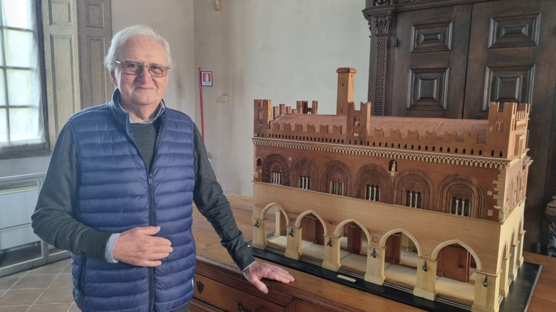 Palazzo Gotico da scrivania: la miniatura di Ginetto Savi donato a Palazzo Farnese