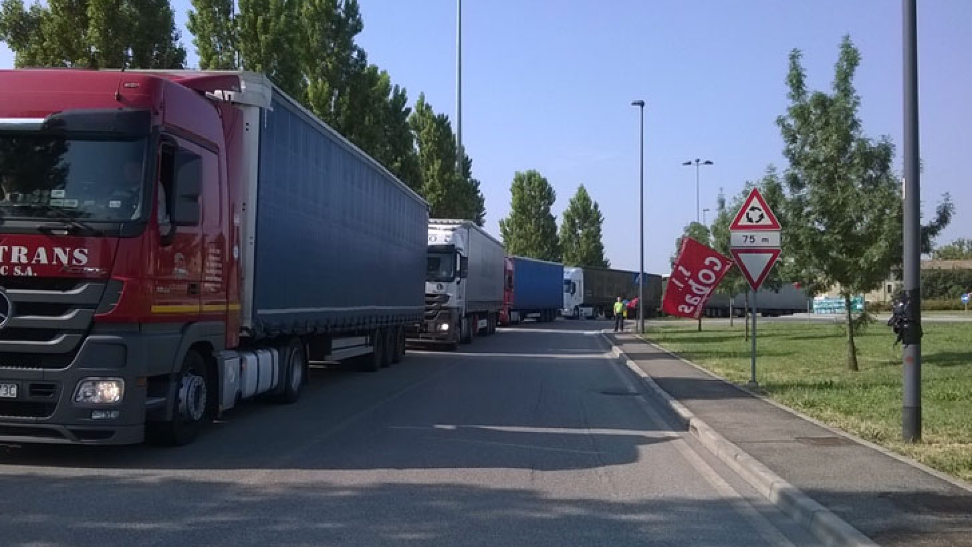 Tornano i blocchi davanti al magazzino Ikea. Impedito l'accesso ai camion