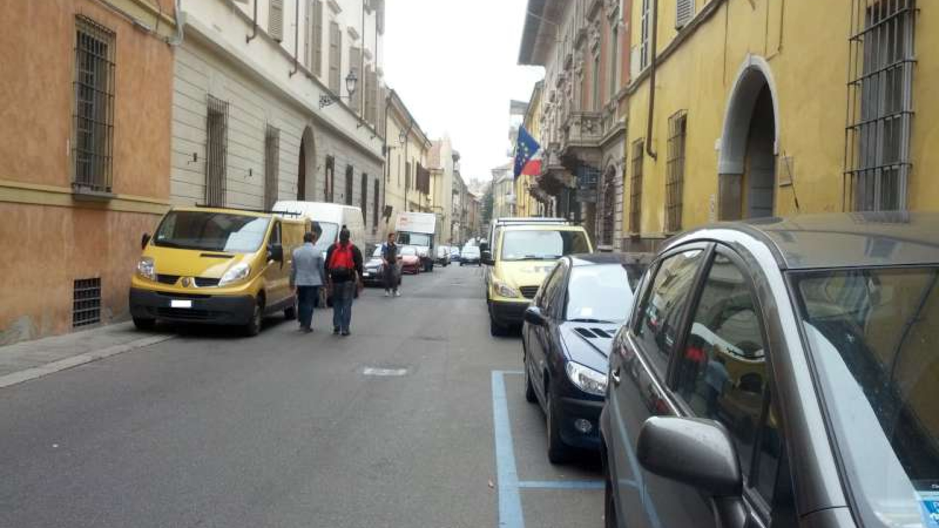 Via S. Franca, esposti contro la sosta selvaggia. Via S. Siro: nuova asfaltatura