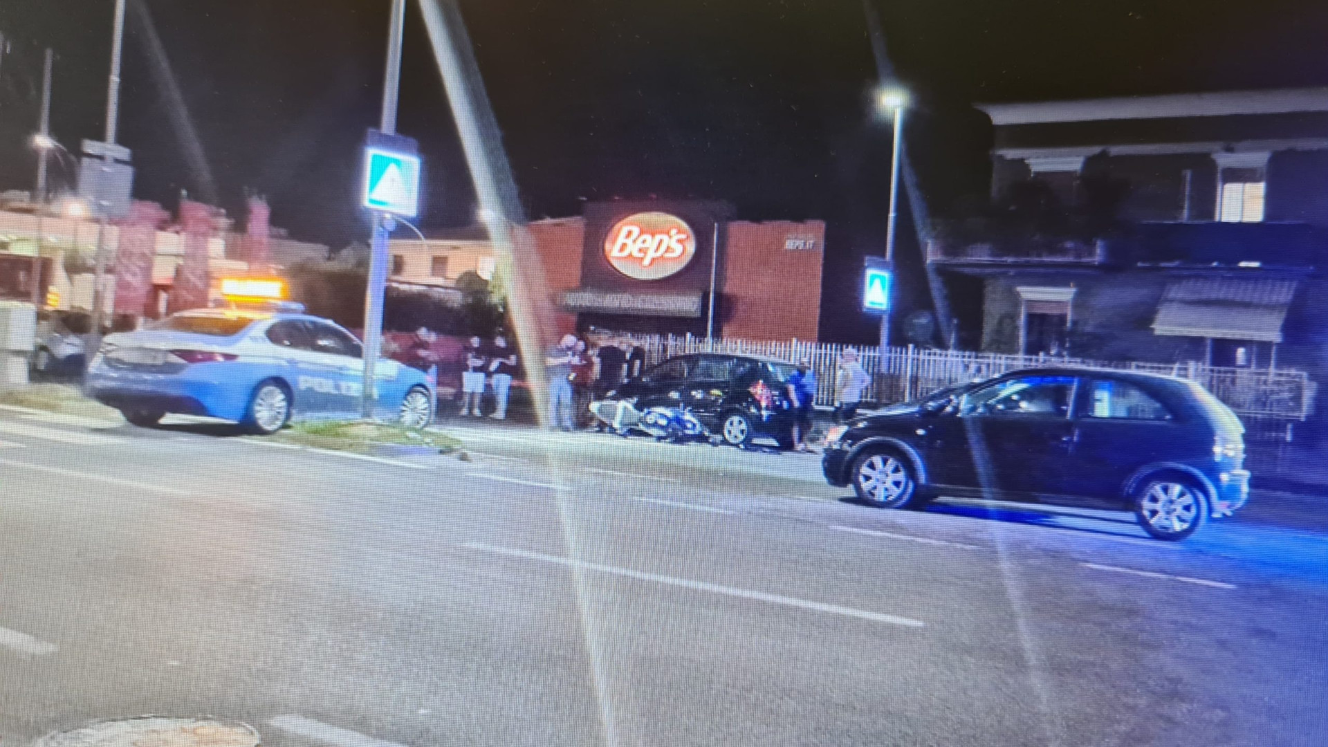 Motociclista spericolato prova a fuggire dalla polizia, ma finisce per cadere