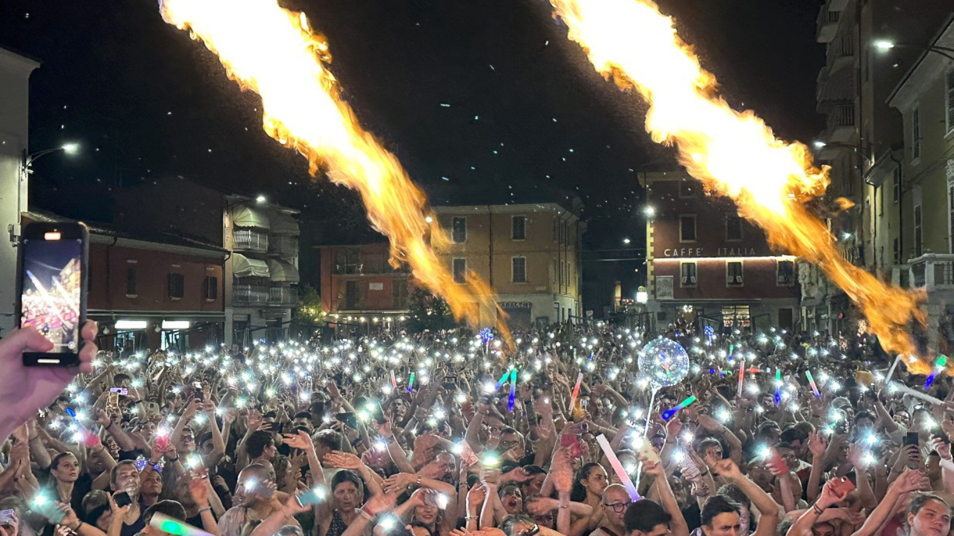 In migliaia a Rivergaro per tornare negli anni 90 tra musica e balli di gruppo