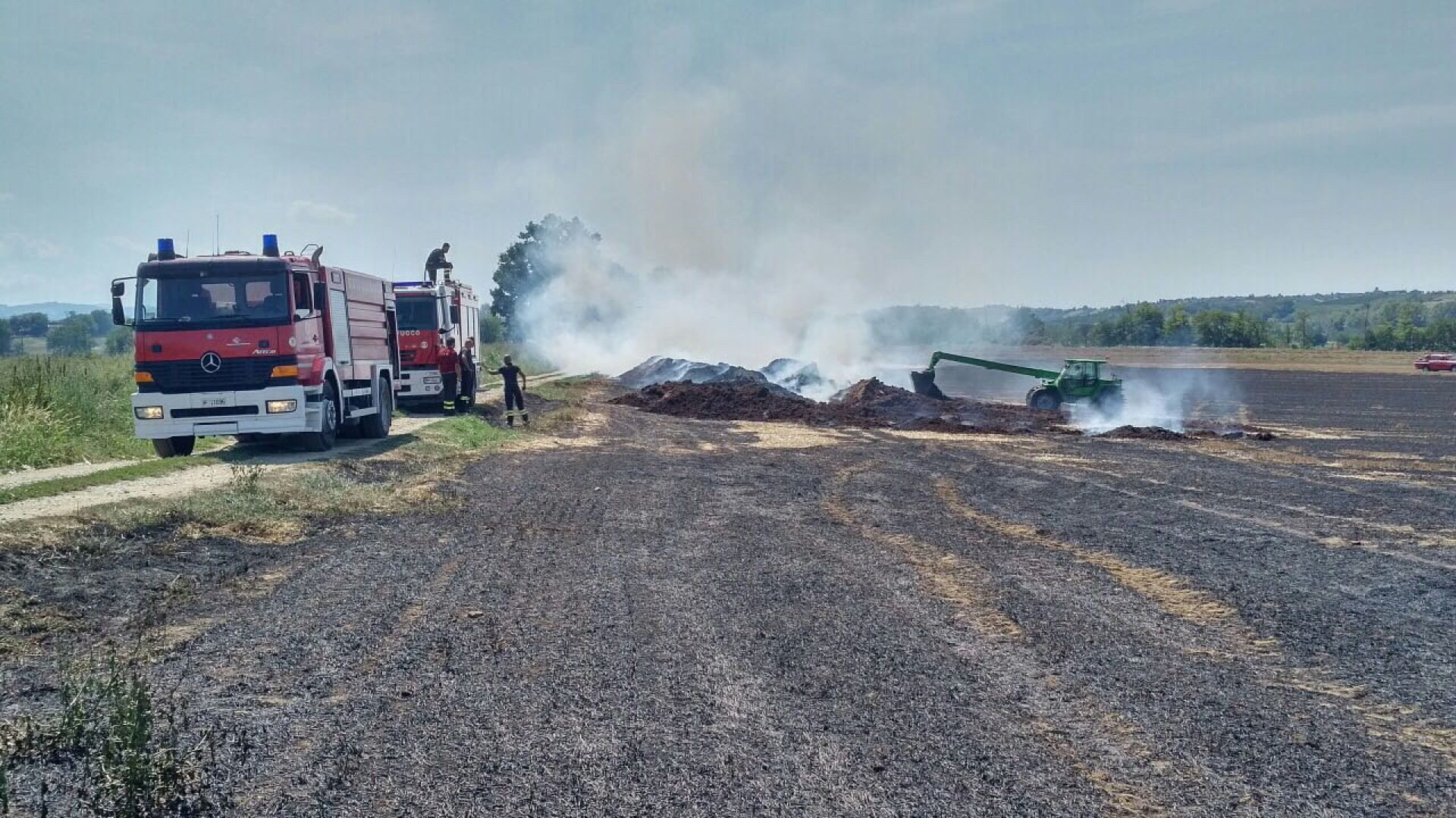 Rogo nel campo, le fiamme lambiscono un distributore di metano