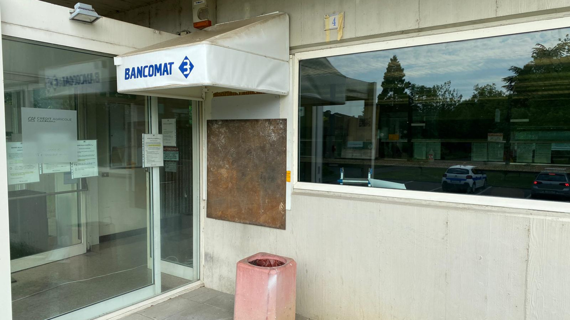 Bancomat fatto saltare nella notte, ladri fuggono con il bottino