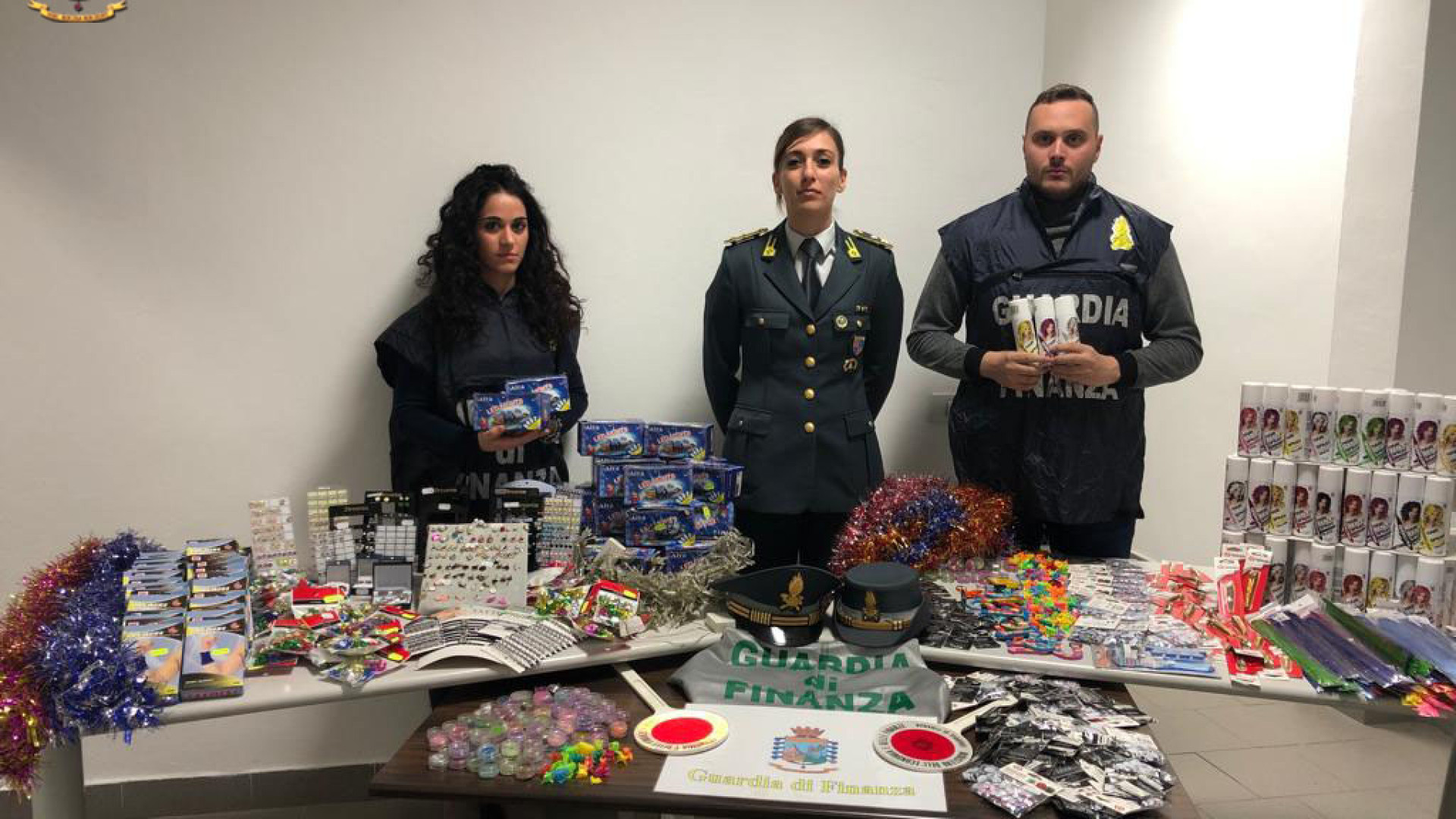 Controlli in due negozi di cinesi: sequestrati oltre 10mila prodotti