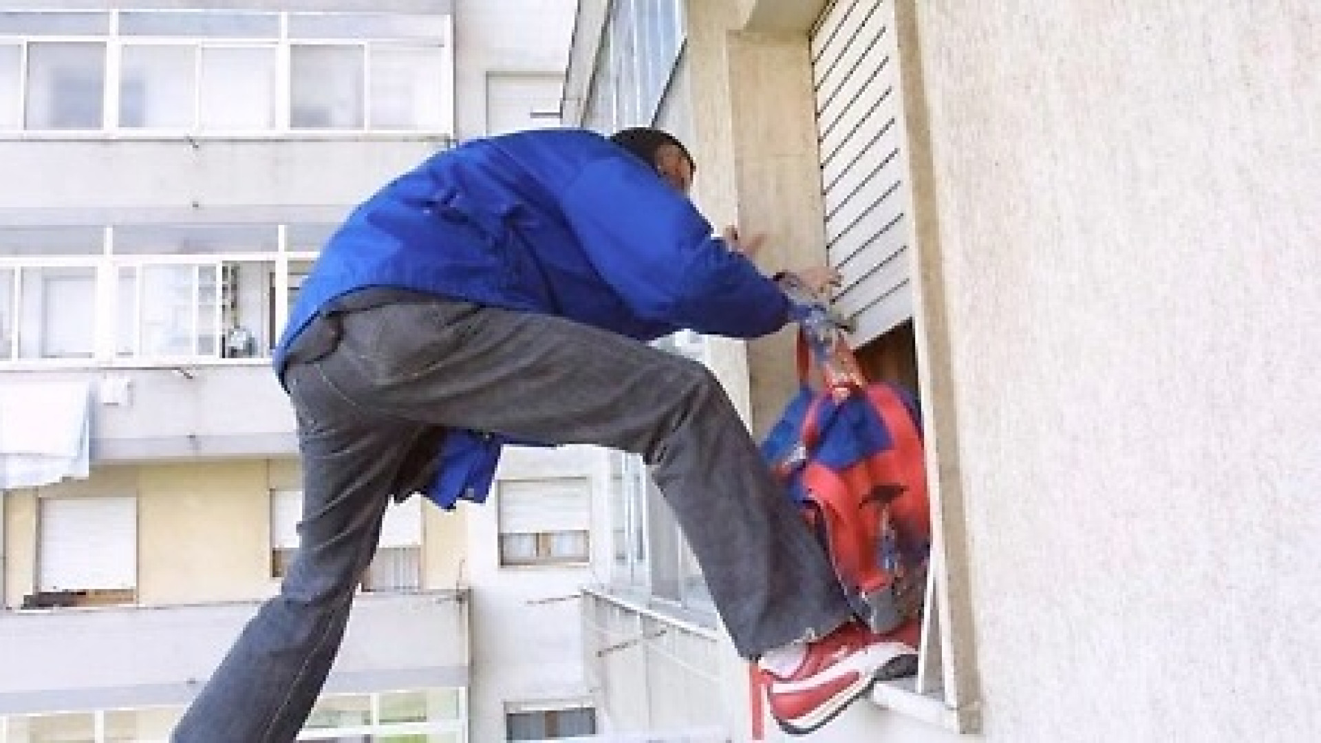 Paura in via Lanza: faccia a faccia con il ladro sul balcone di casa
