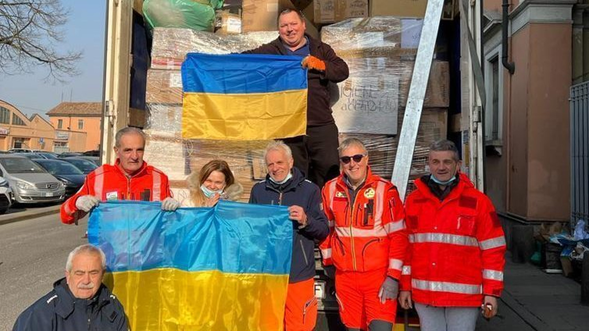 Quasi 30 tonnellate di aiuti umanitari verso l'Ucraina. Il centro riapre sabato