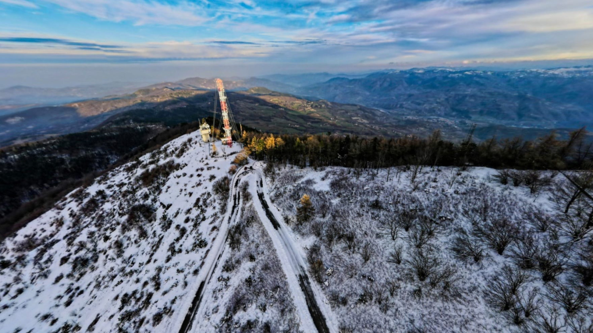 Monte Penice innevato e illuminato dal sole: gli scatti sono spettacolari