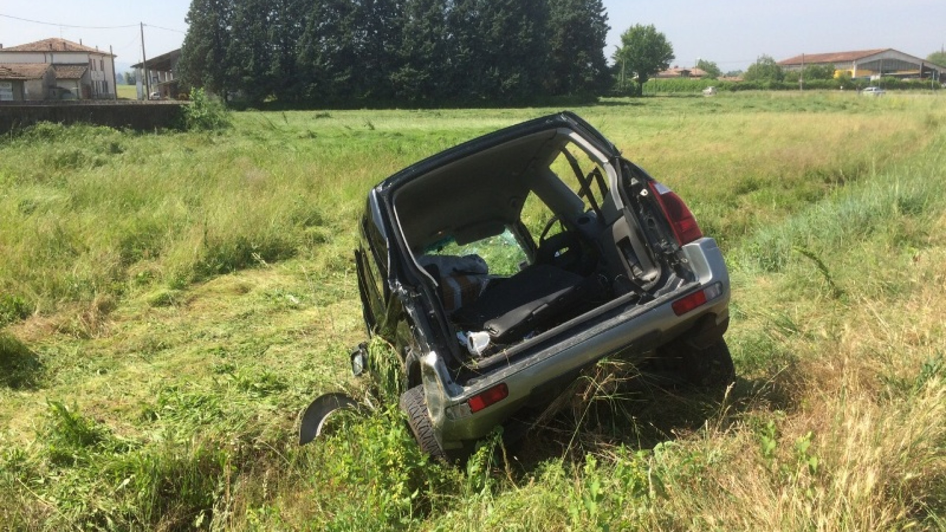 Fuori strada a Chero, conducente in gravi condizioni ricoverata a Parma