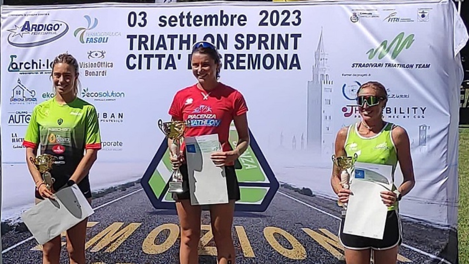 Una straordinaria Tania Molinari trionfa al triathlon di Cremona