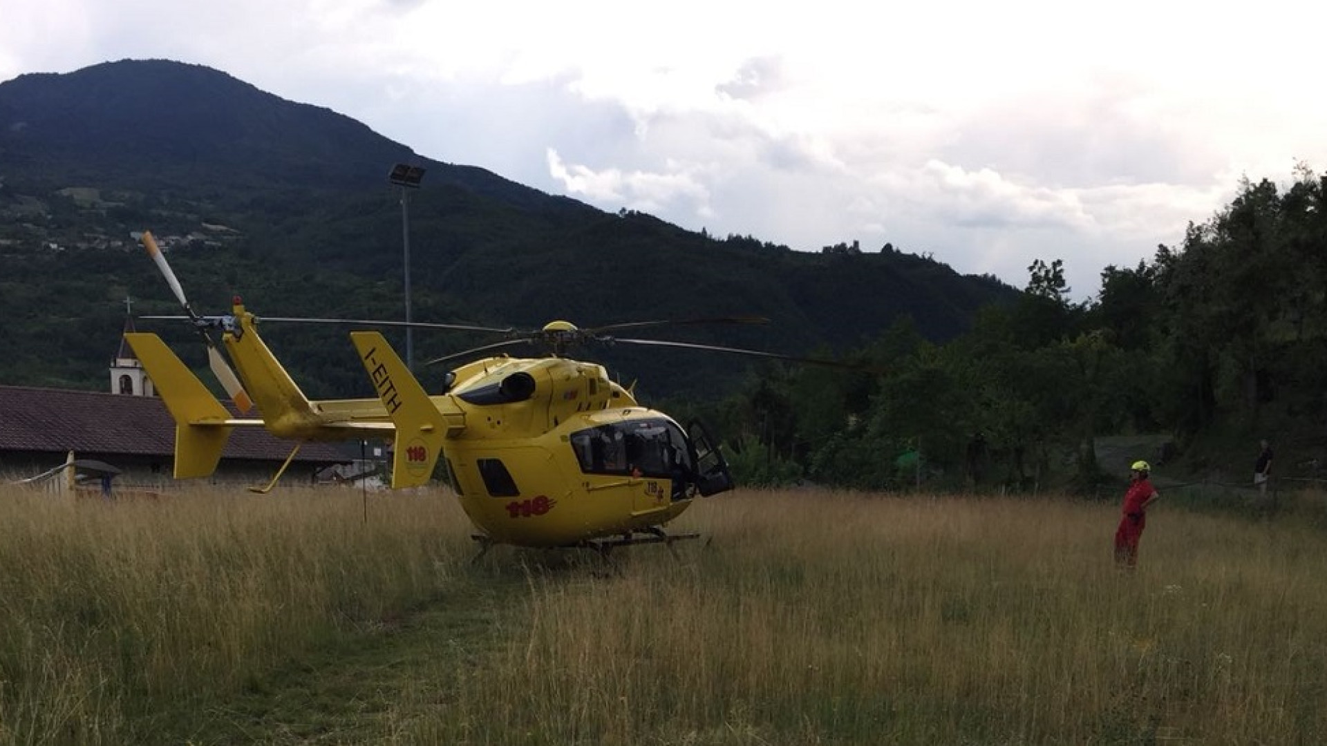 Cade dal balcone e fa un volo di quattro metri: anziano in gravi condizioni trasportato a Parma