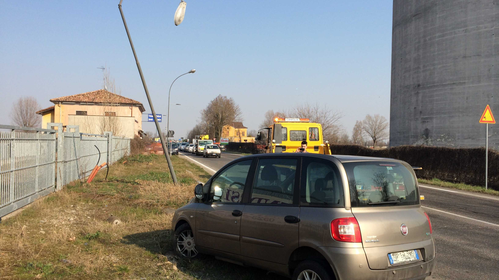 Ruba un'auto, si schianta a Sarmato e scappa. Fermato nel Lodigiano