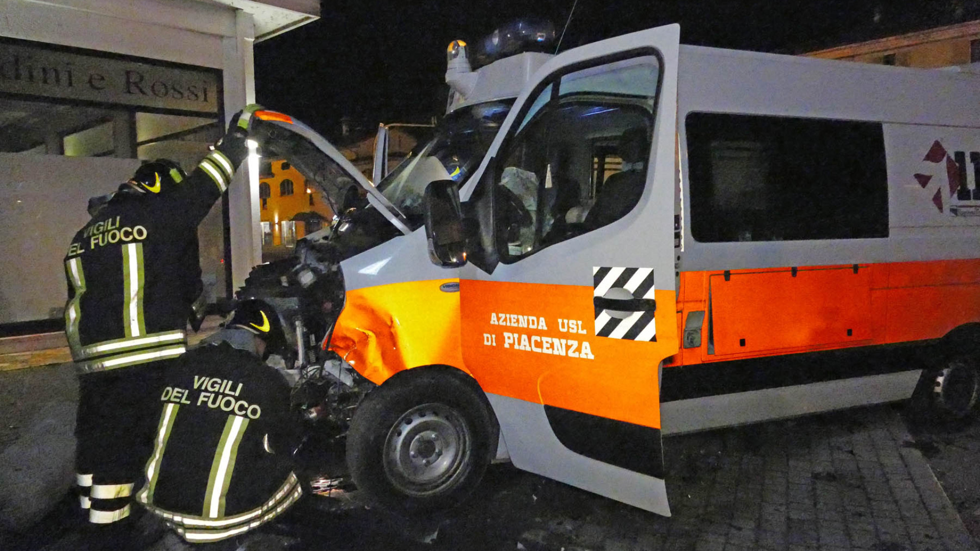 San Nicolò, ambulanza con paziente a bordo si schianta contro un'auto