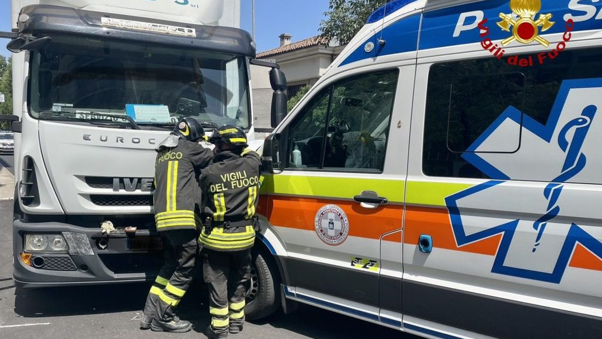 Scontro tra ambulanza e camion: feriti i volontari e il paziente a bordo del mezzo