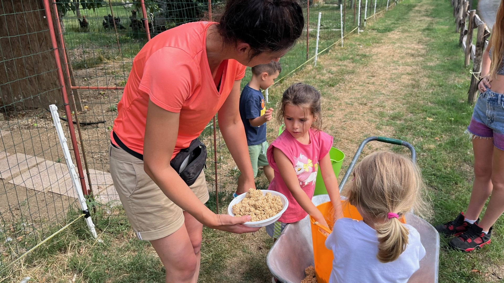 La gioia dei bambini tra il miele, le galline felici e i frutteti della Val Rosello