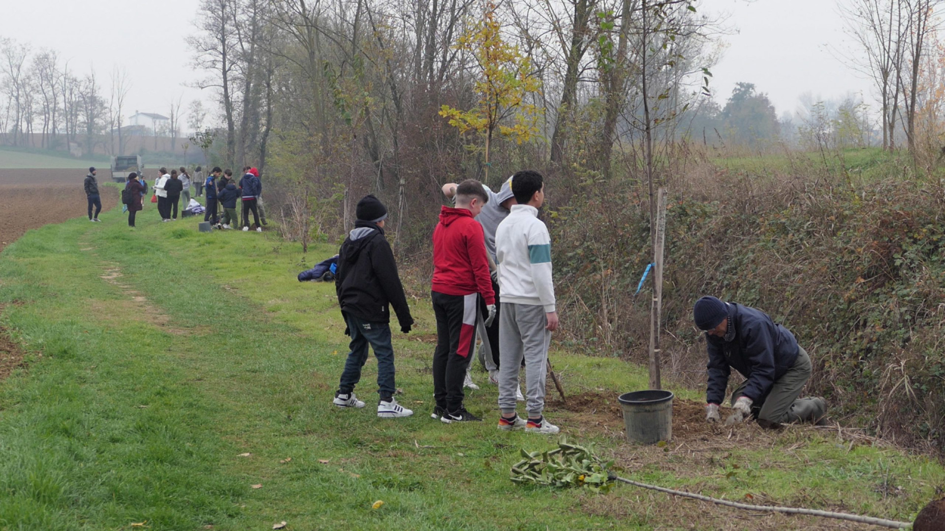 Al parco del rio Lora 11 nuovi alberi. Piantati dagli studenti che saranno "sentinelle"