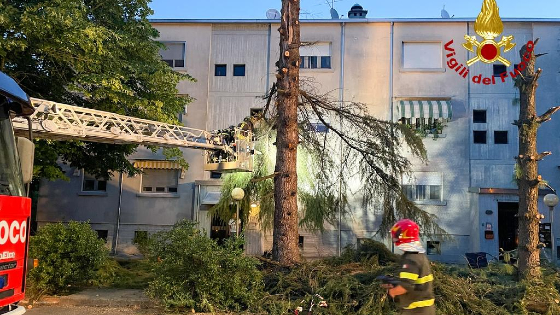 Raffiche a 100 all'ora, si contano i danni. Super lavoro per i vigili del fuoco