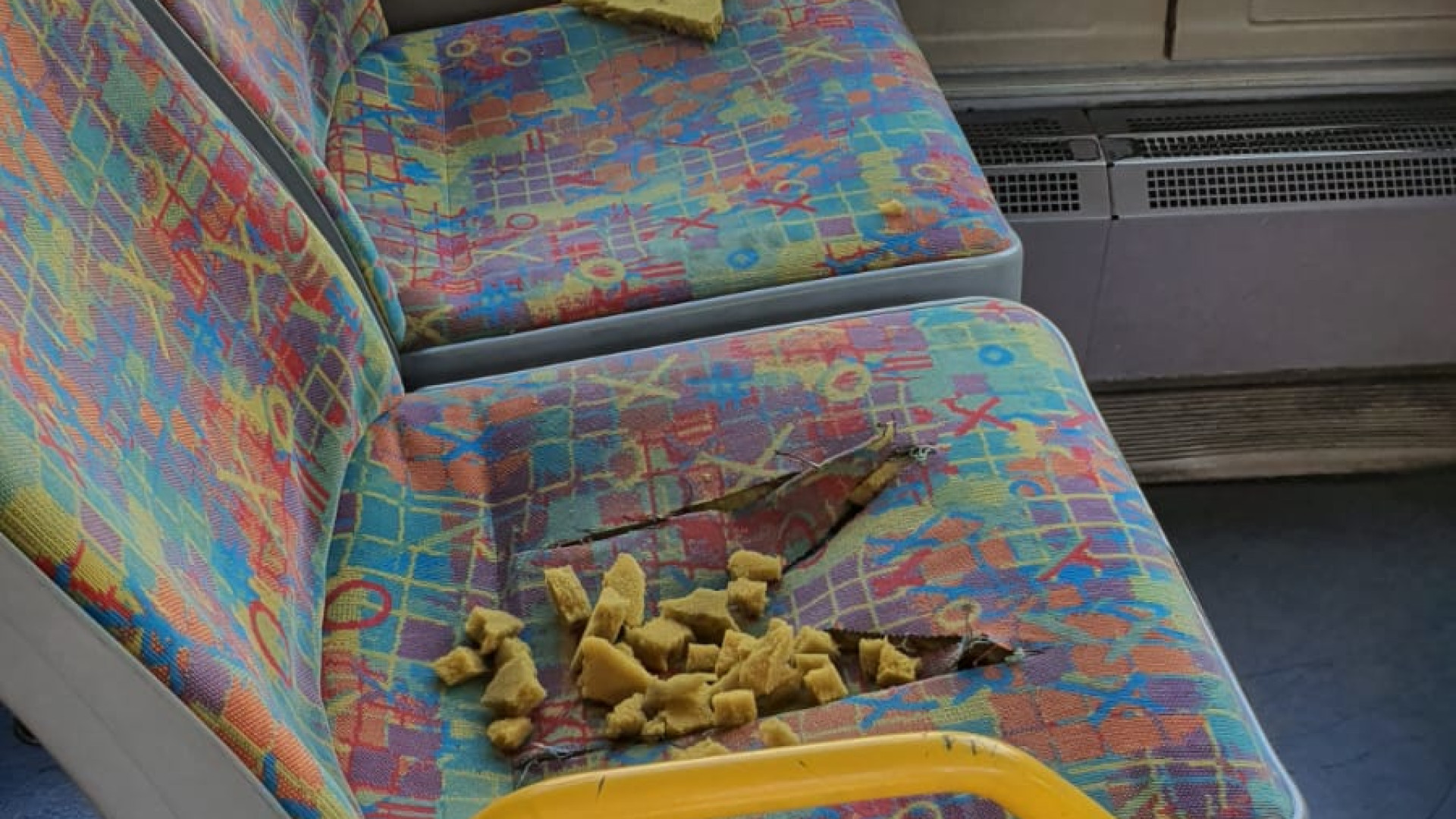 Vandali sul bus: tagliati i sedili e strappata la spugna. Autisti: "Noi esasperati"