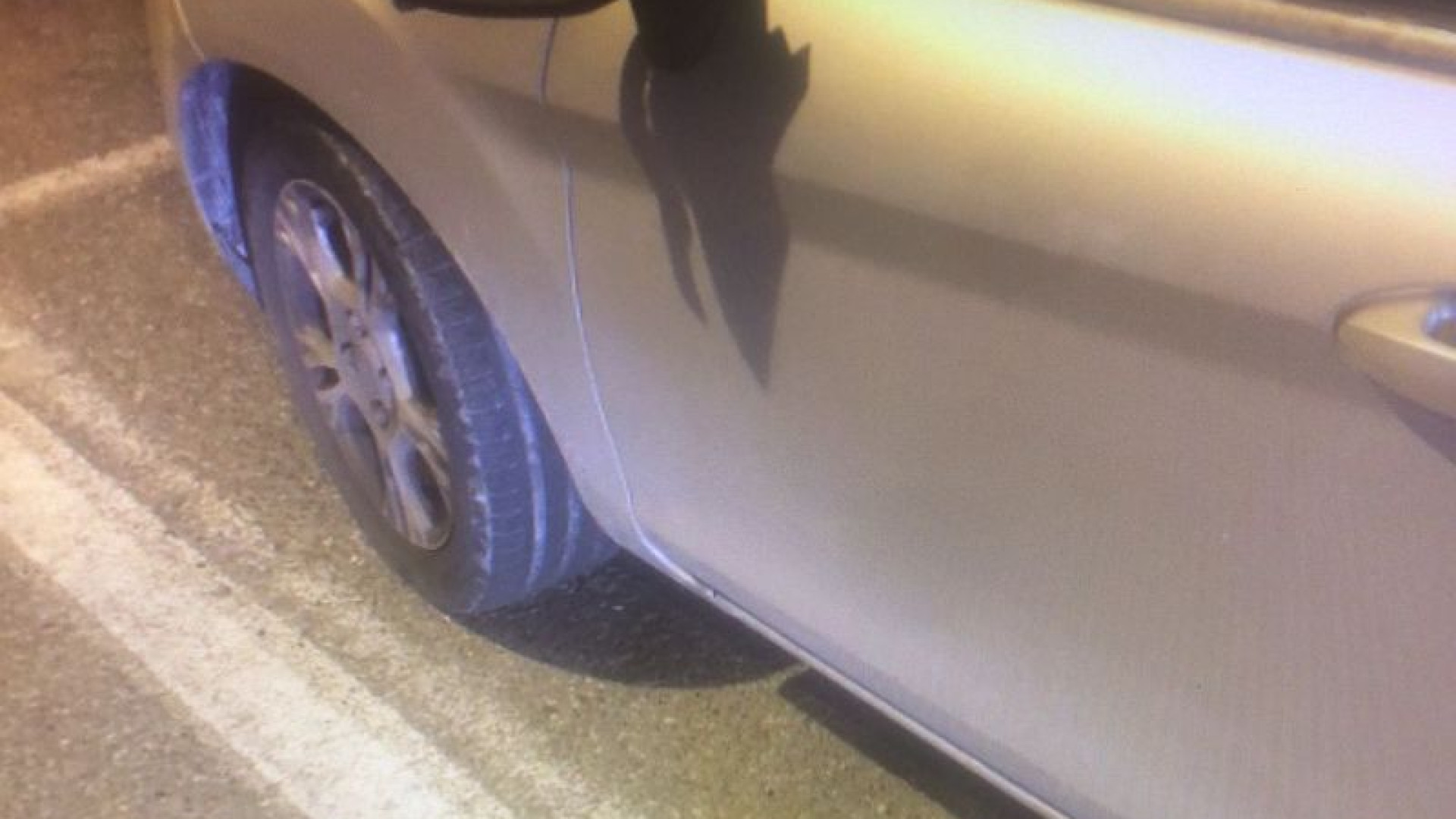 Vandali in azione, 13 auto prese a calci e pugni. Tre denunciati