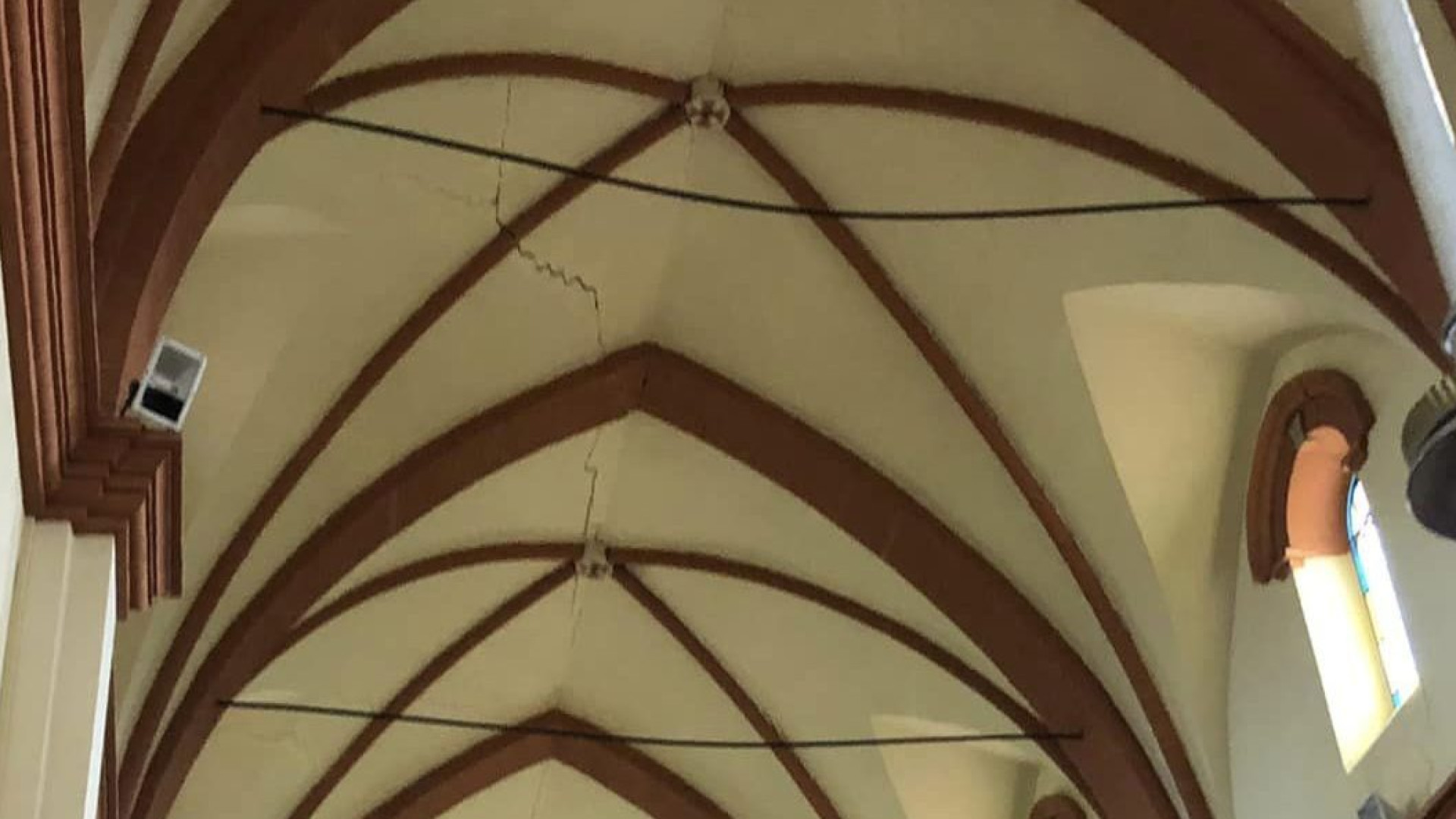 Chiusa per sicurezza la chiesa di Cogno San Bassano. Crepe causate anche da siccità
