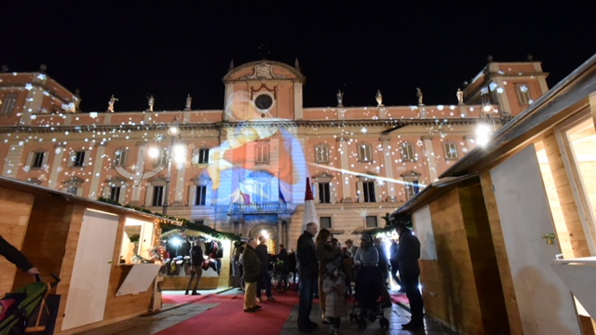 Inaugurato il villaggio di Natale, folla in centro storico. LE FOTO