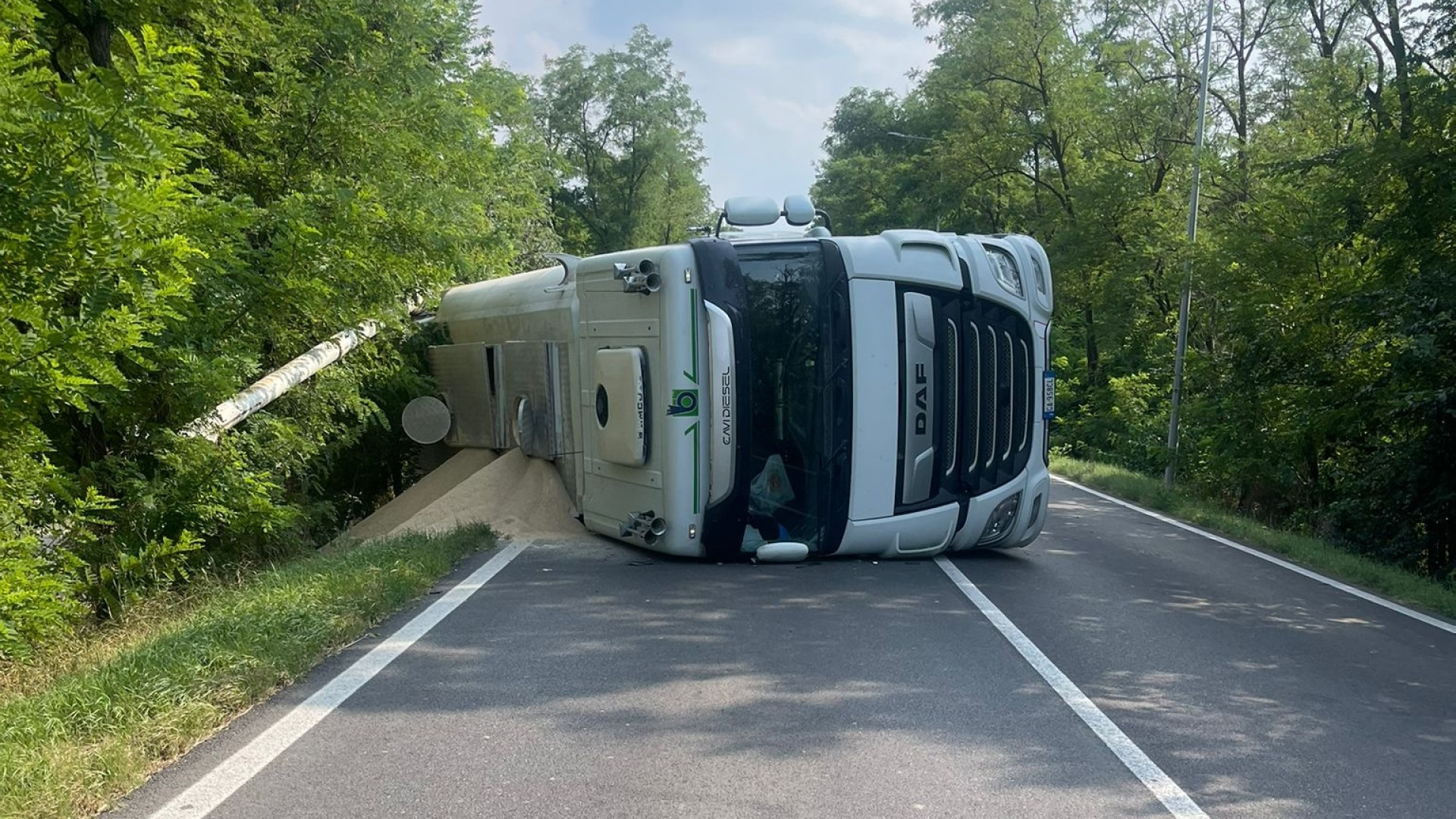 Castel San Giovanni, camion si ribalta sulla statale 412: lievi ferite per l'autista