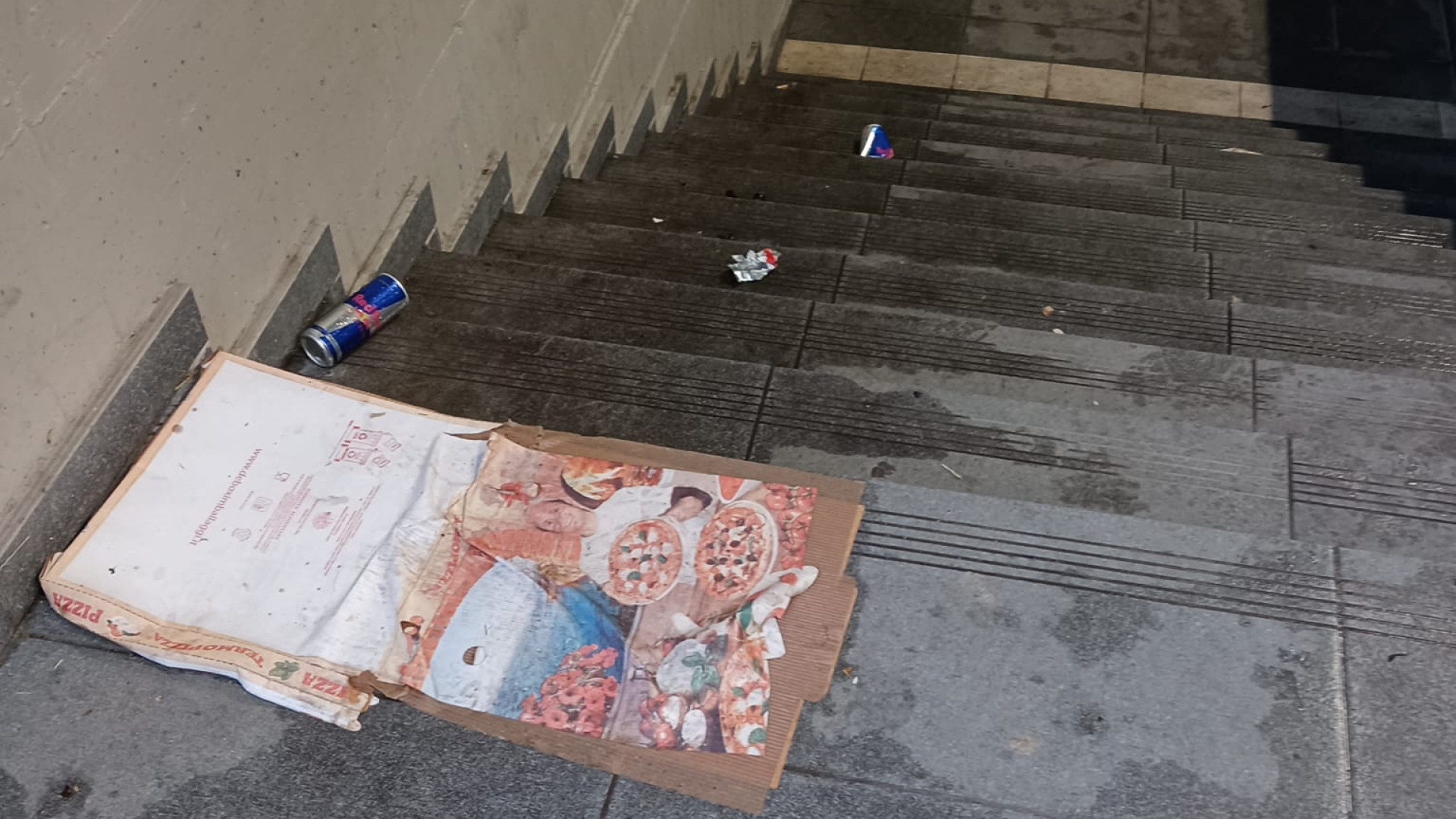 I pendolari di Castel San Giovanni esasperati: "Il sottopasso è una discarica"