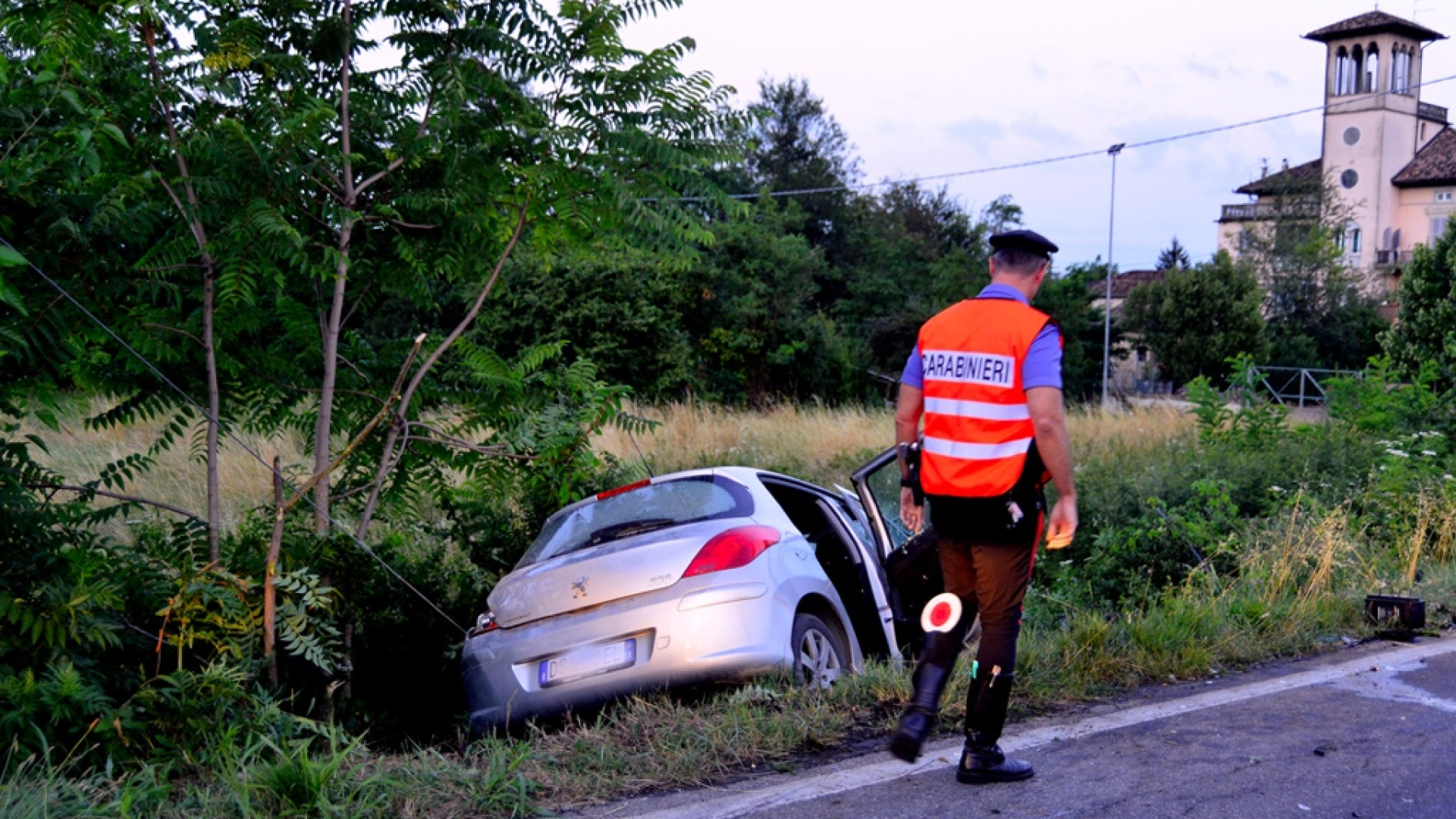 Scontro frontale all'incrocio per S.Damiano: grave una ragazza