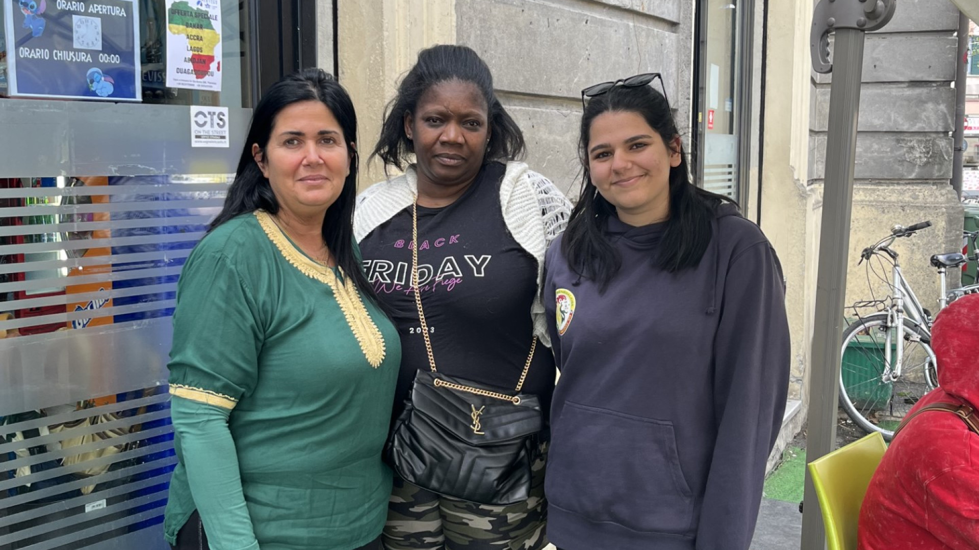 Al bar Ohana 27 nazionalità. "Latte gratis a chi ha bisogno, cerchiamo di aiutare"