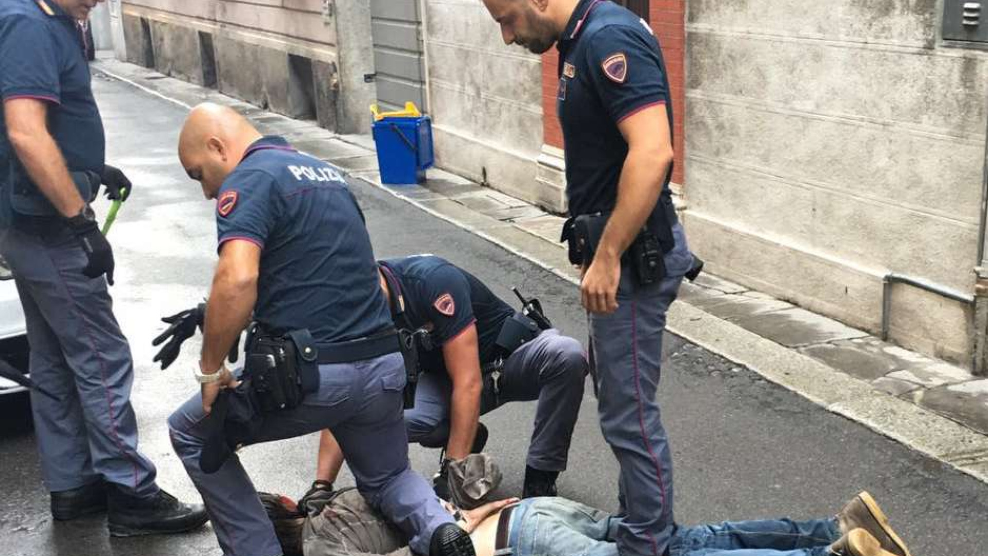 Via San Giuliano, tabaccaio blocca il rapinatore che lo ferisce a coltellate