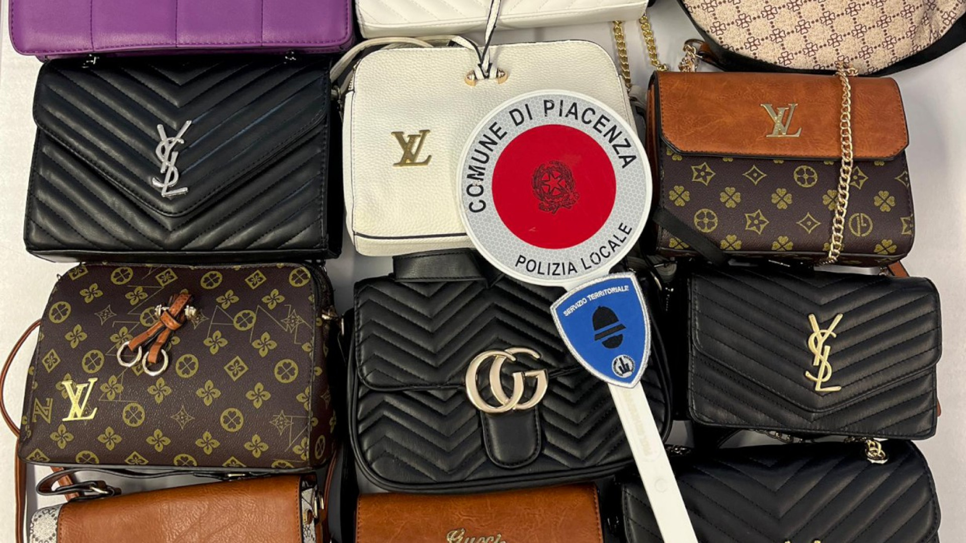 Borse contraffatte, ambulante abusivo fugge di corsa alla vista della polizia locale