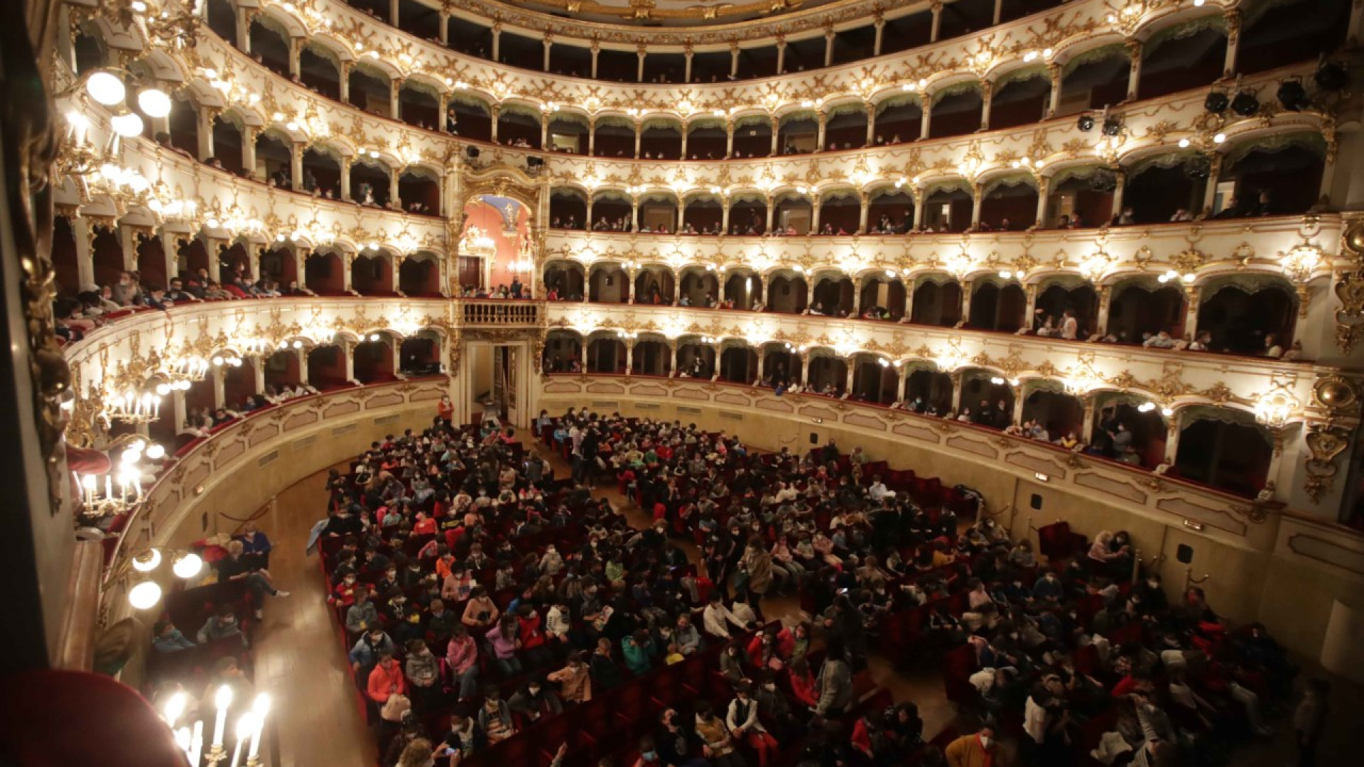 Schiaffo a teatro. "Non ho denunciato per tenerezza verso la moglie di lui"