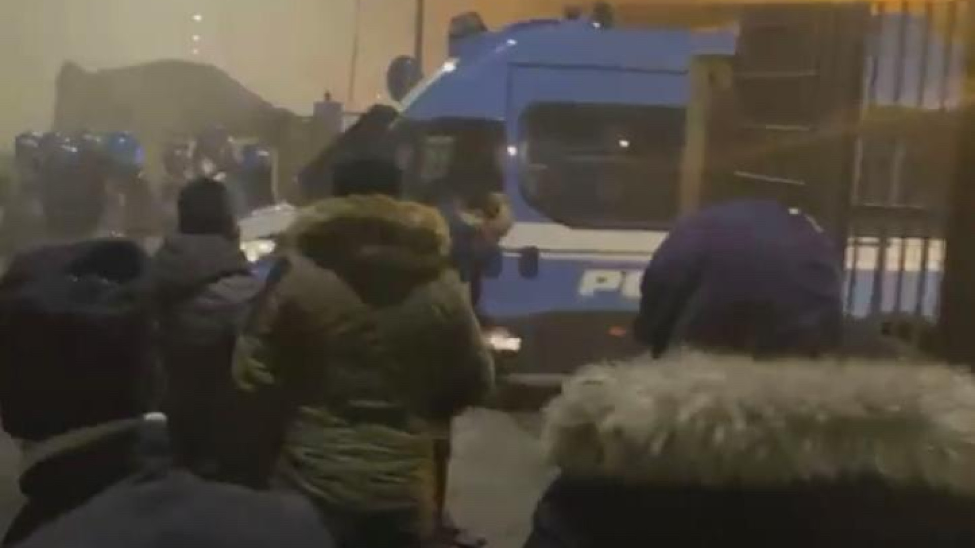Altissima tensione alla logistica: scontri e feriti tra Si-Cobas e polizia