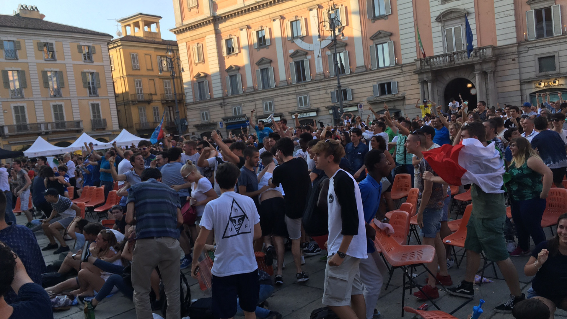 Chiellini-Pellè e super Buffon: l'Italia batte la Spagna. Piazza Cavalli esulta