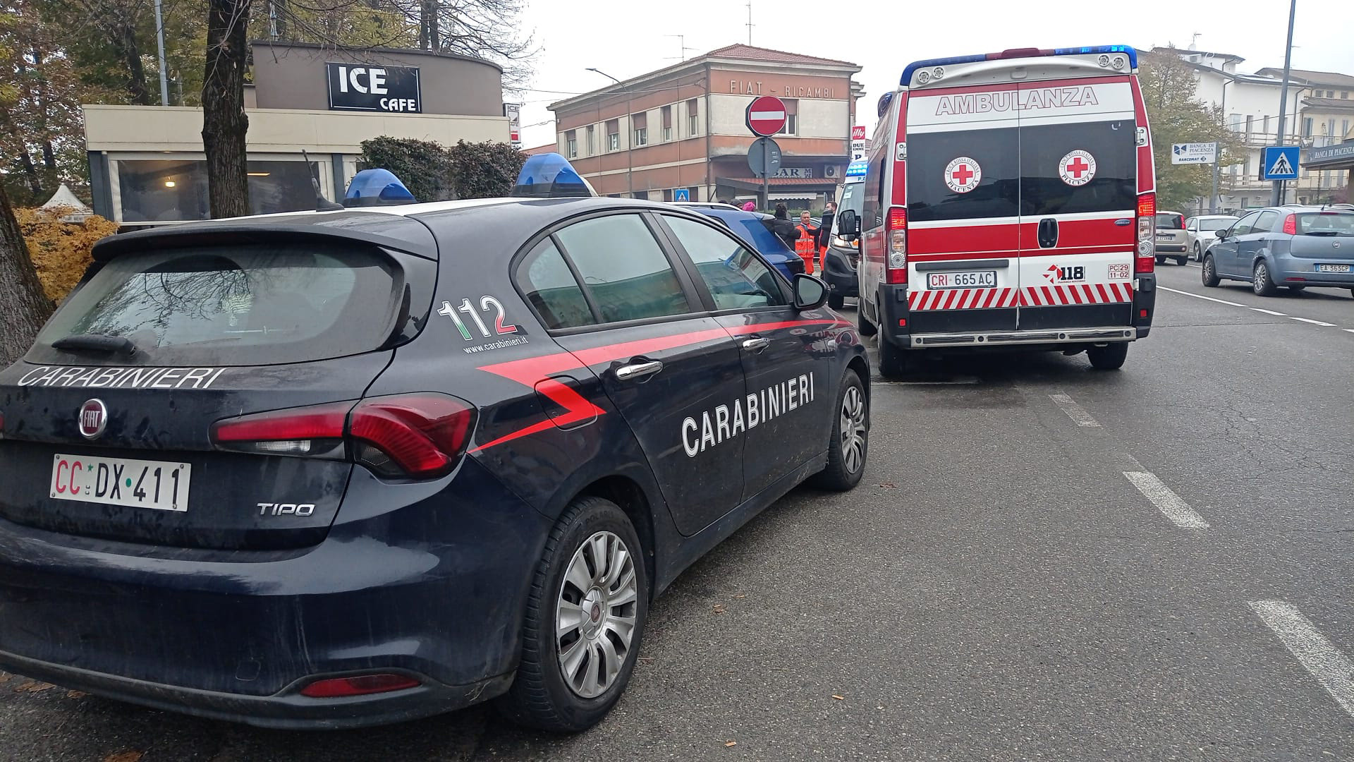 Calci e pugni tra due donne prima in casa e poi in strada di fronte ai bimbi piccoli