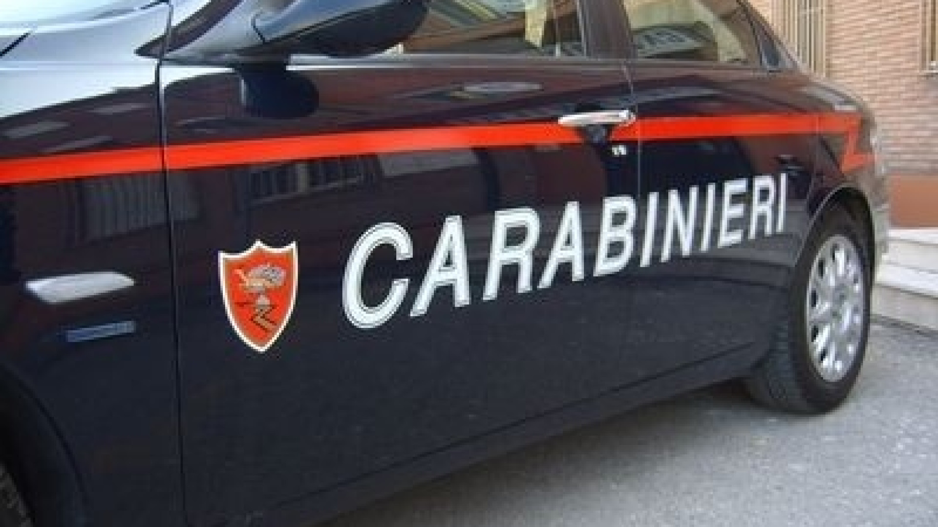 Vende l'auto, ma poi la va a riprendere con il carro attrezzi: 46enne denunciato