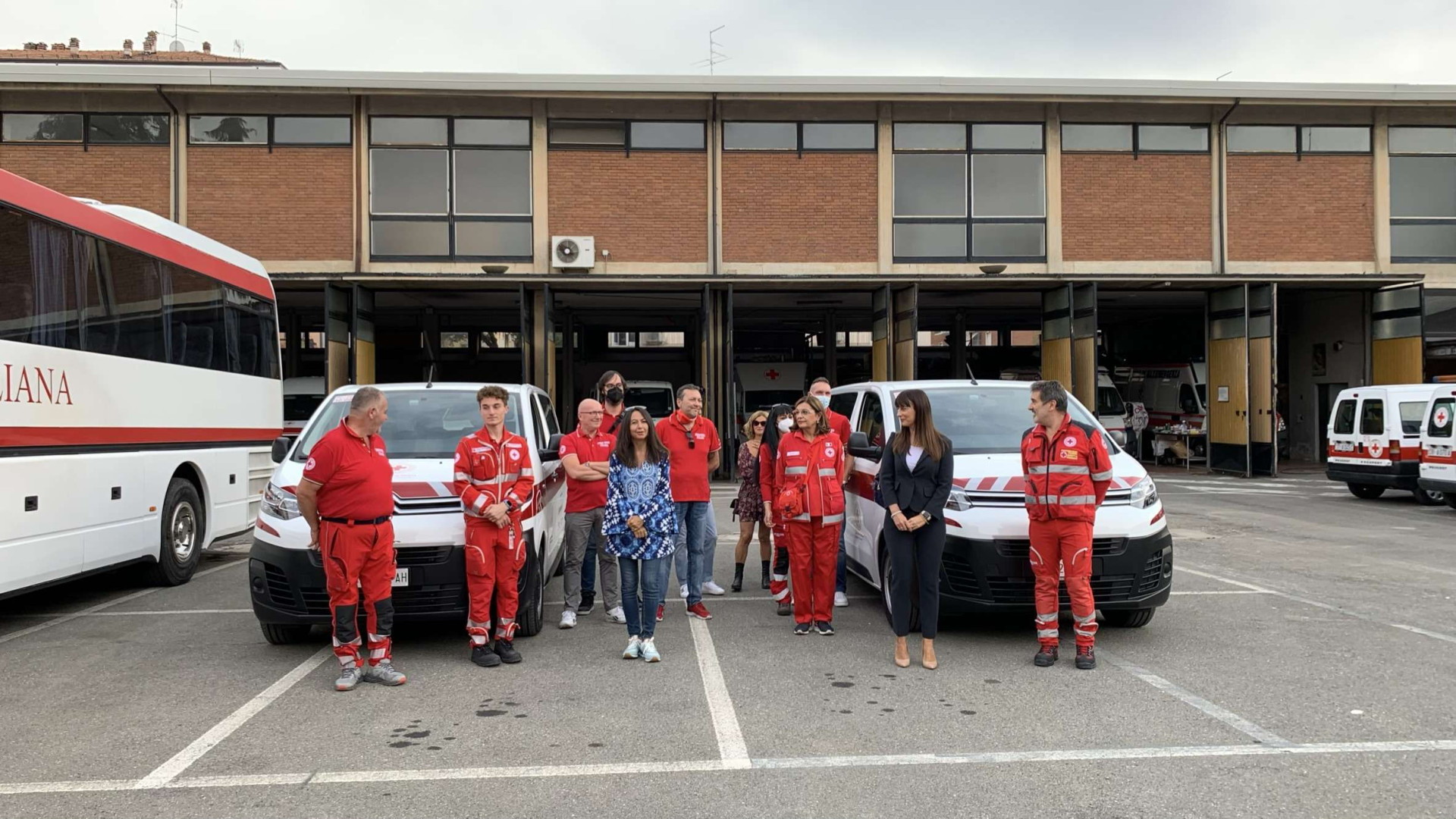 Salute e ambiente, due nuovi pulmini elettrici della Croce Rossa per il trasporto disabili