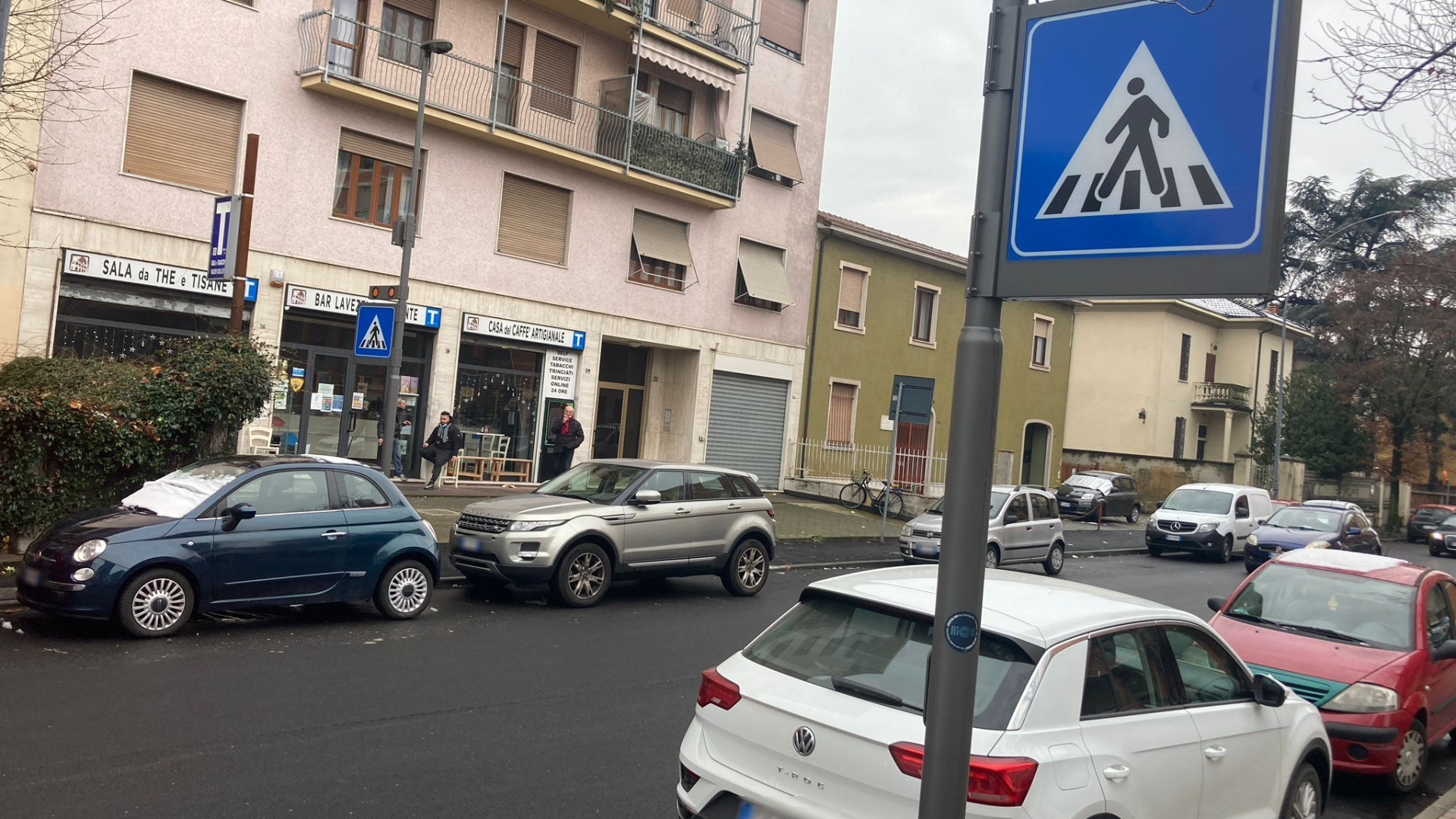 "Da venti giorni niente strisce pedonali in via Bolzoni, pericolo per gli utenti deboli"