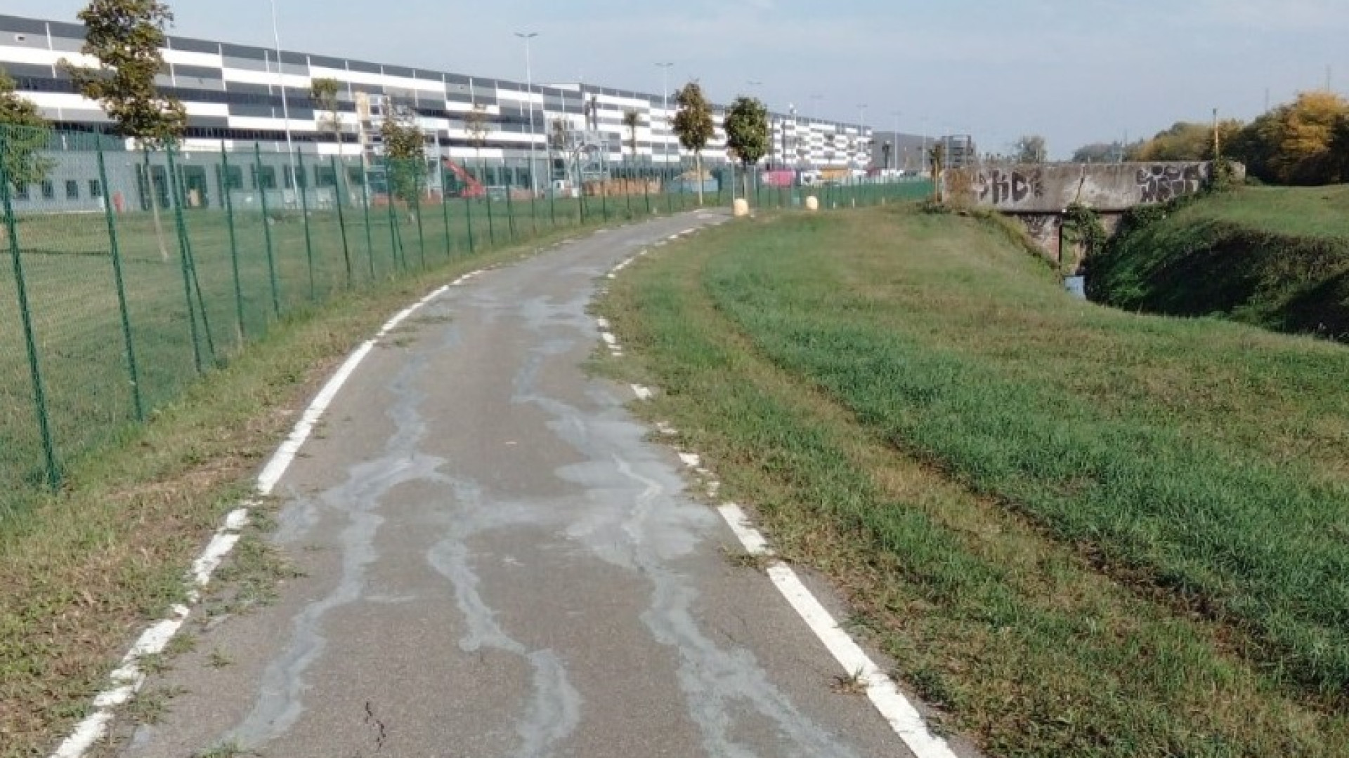 Sistemate le crepe lungo la pista ciclopedonale della logistica a Castello