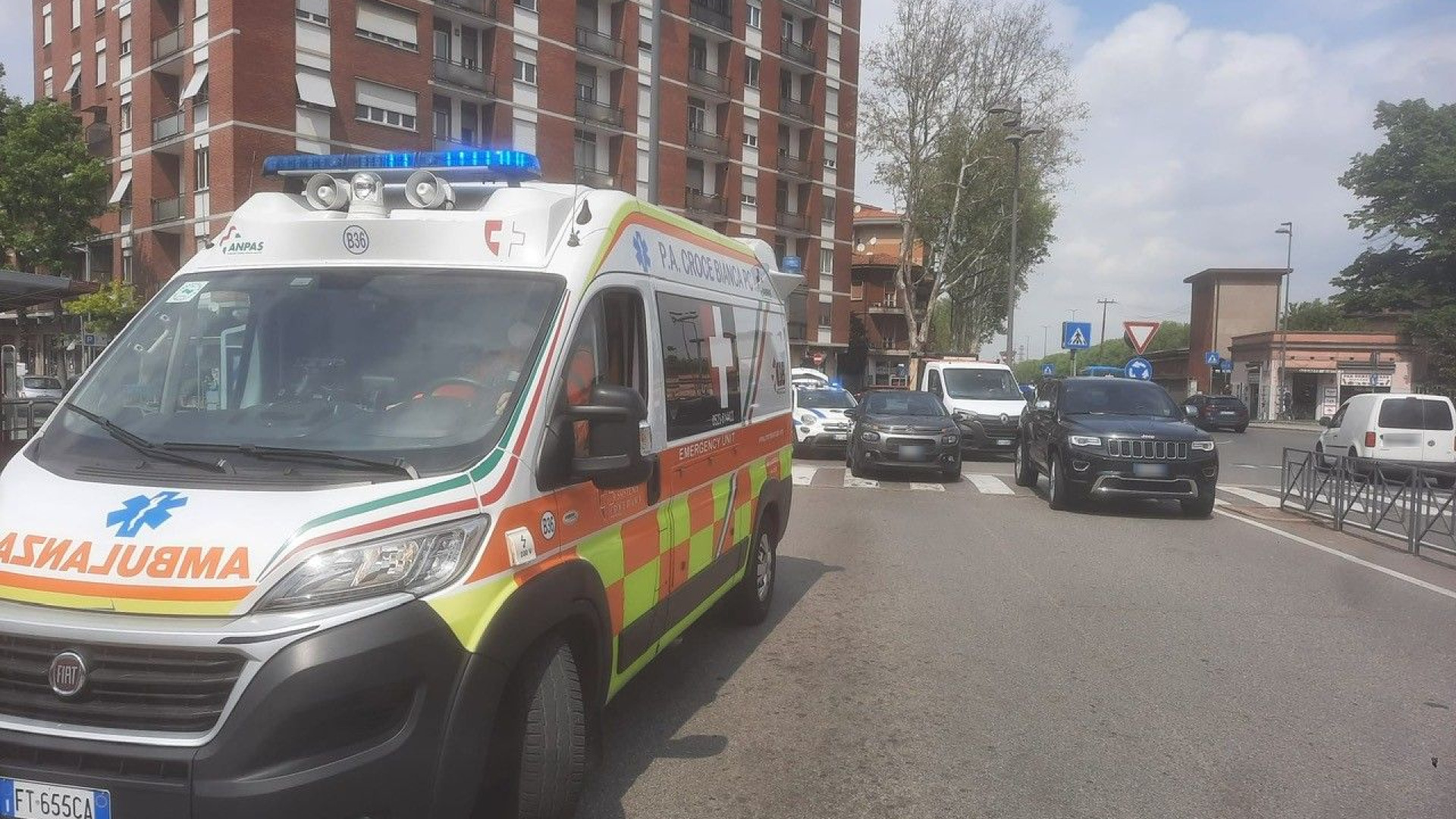 Piazzale Marconi, ciclista urtata da un'auto in prossimità delle strisce