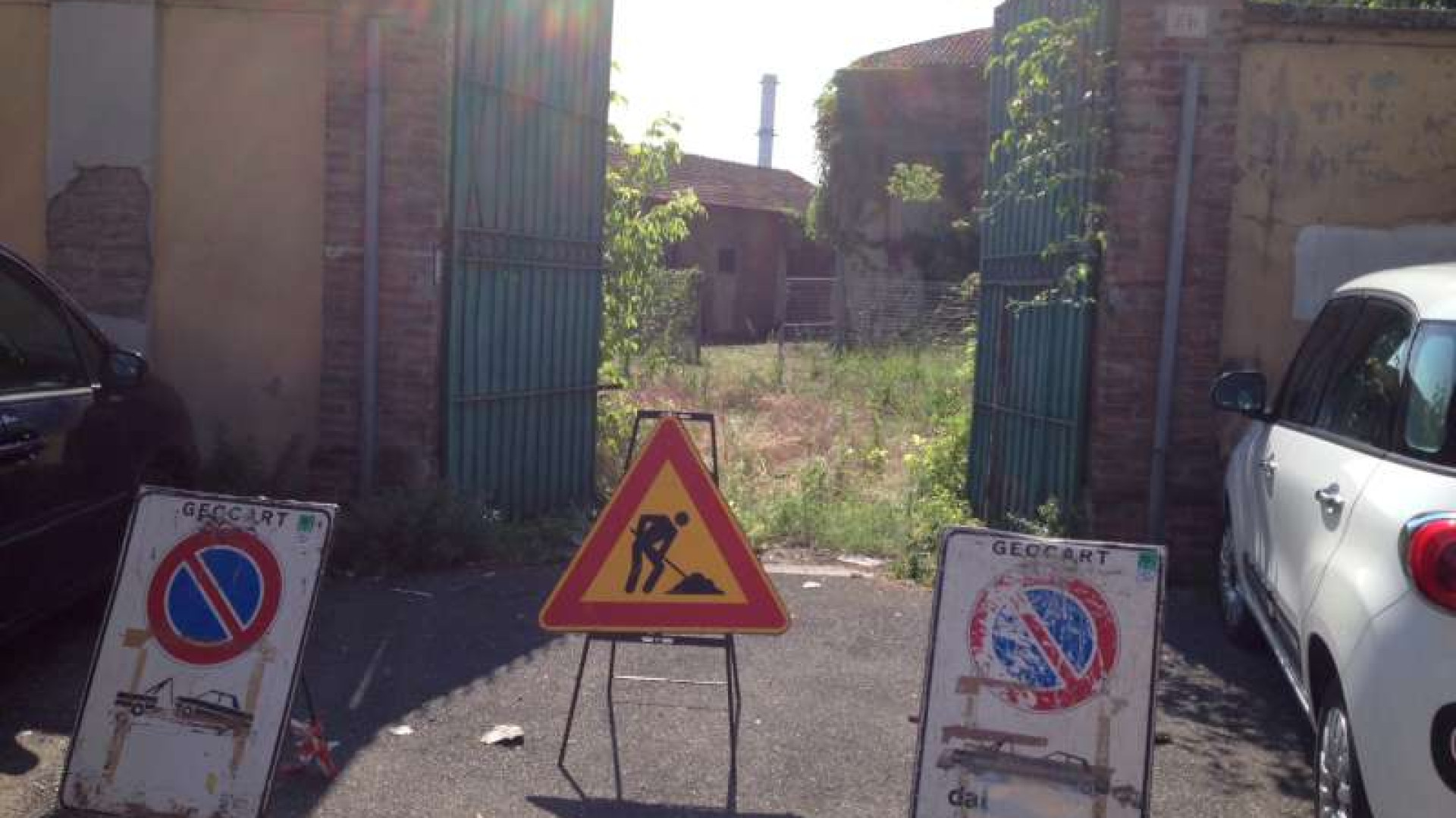Torrione Fodesta, giardinieri al lavoro. Lavori di consolidamento in arrivo