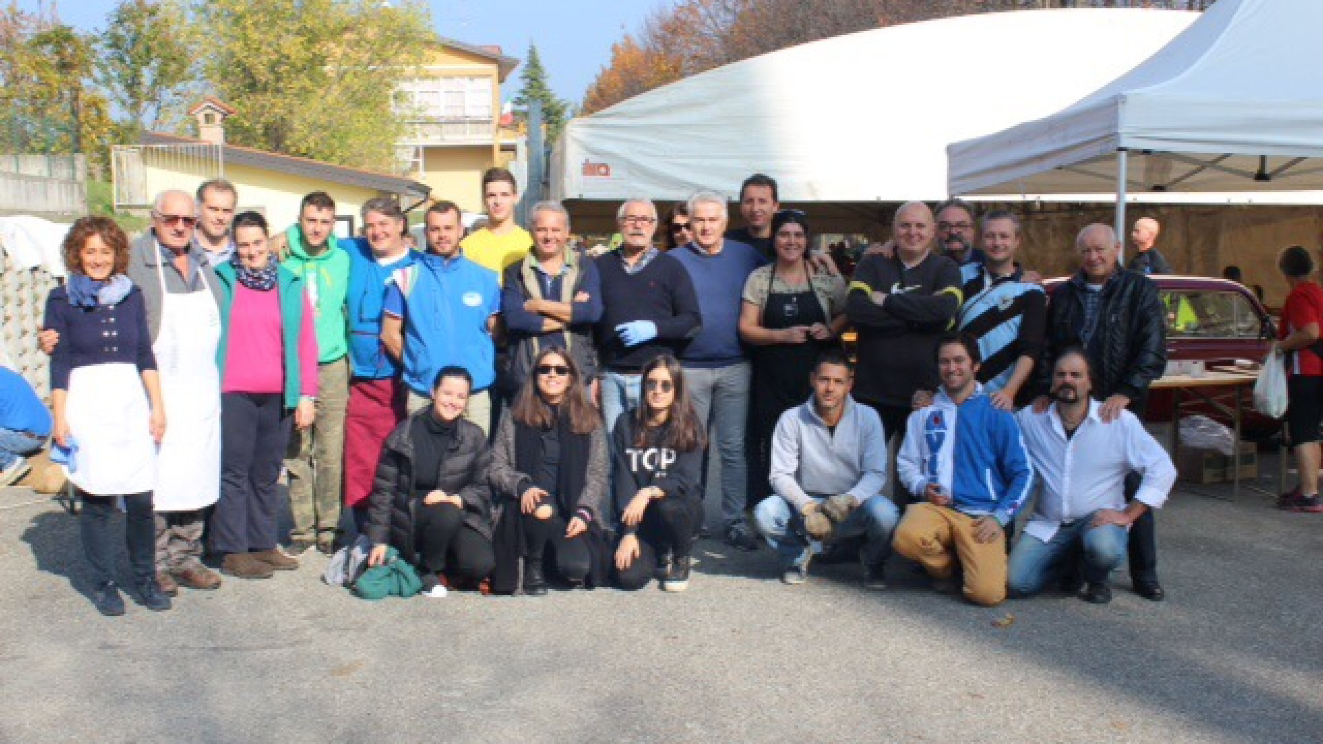 La carica dei 500 in marcia per Glenda Merlini. Il papà cucina paella per tutti