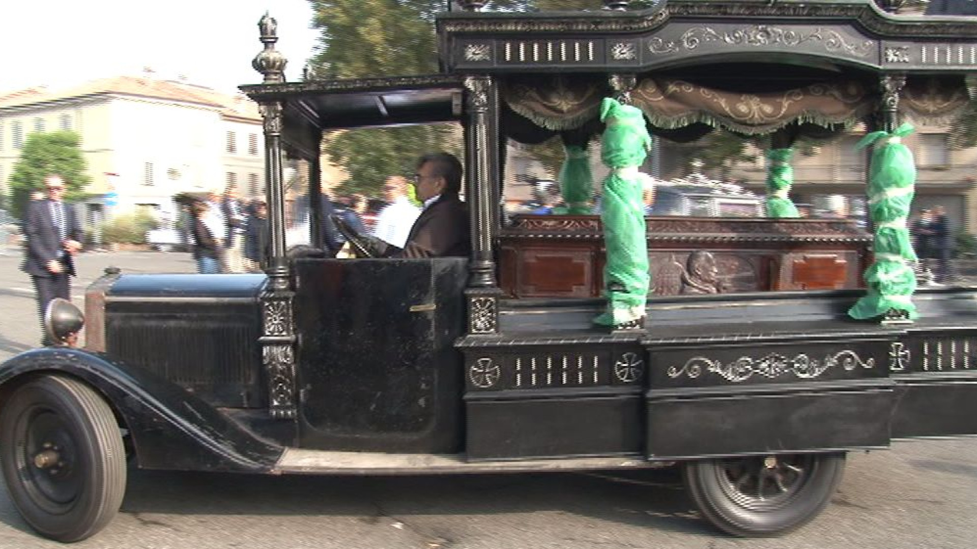 Fiorenzuola, sfilano i carri funebri d'epoca. L'anno prossimo attese anche le ambulanze