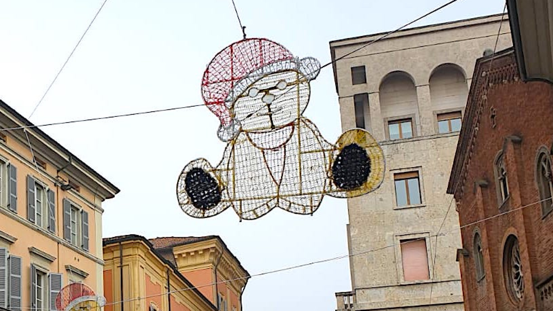 Verso il Natale: “Niente mercatino, luminarie senza costi per i negozi”