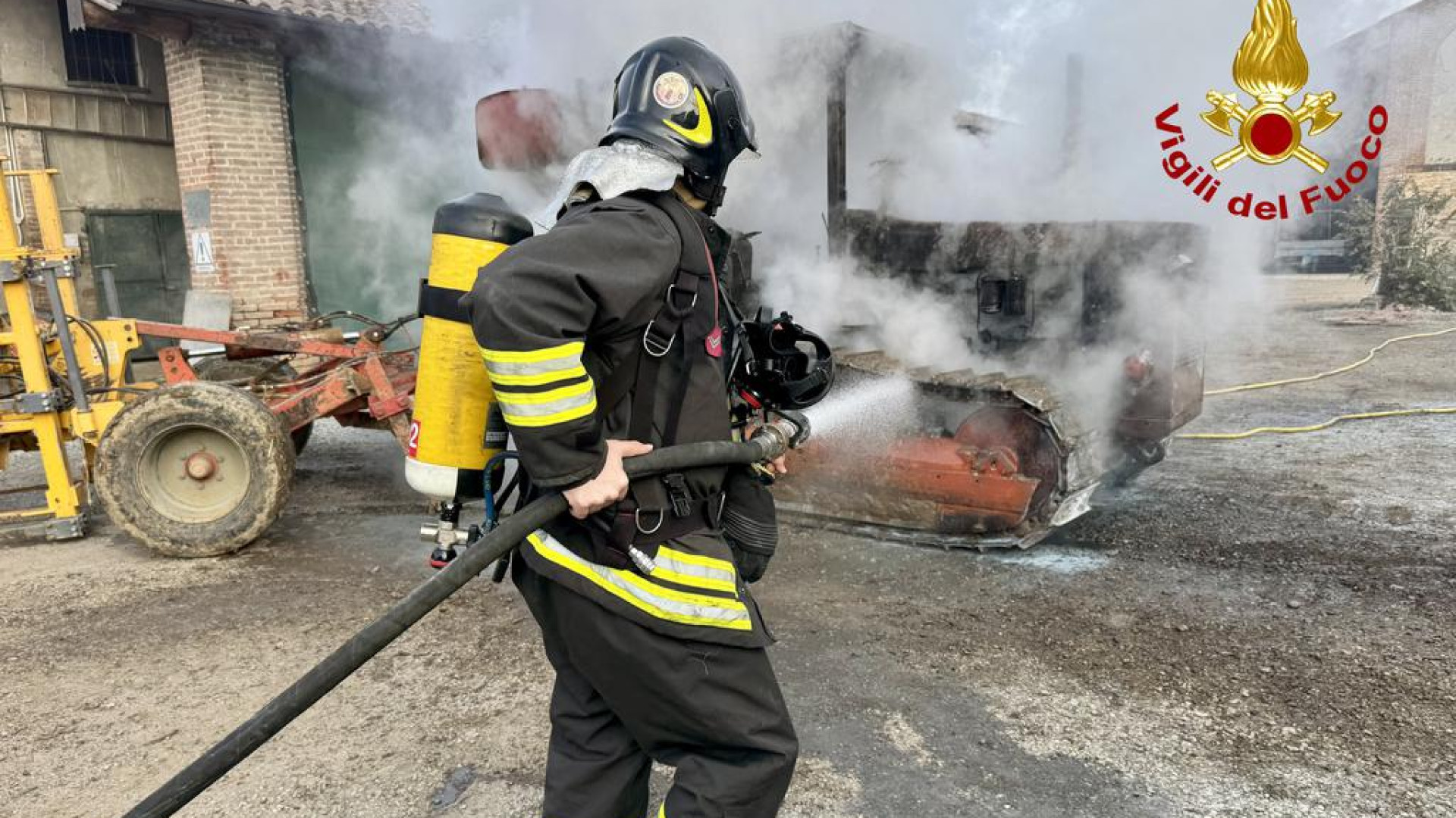 Trattore in fiamme, vigili del fuoco al lavoro in un'azienda agricola di Ottavello