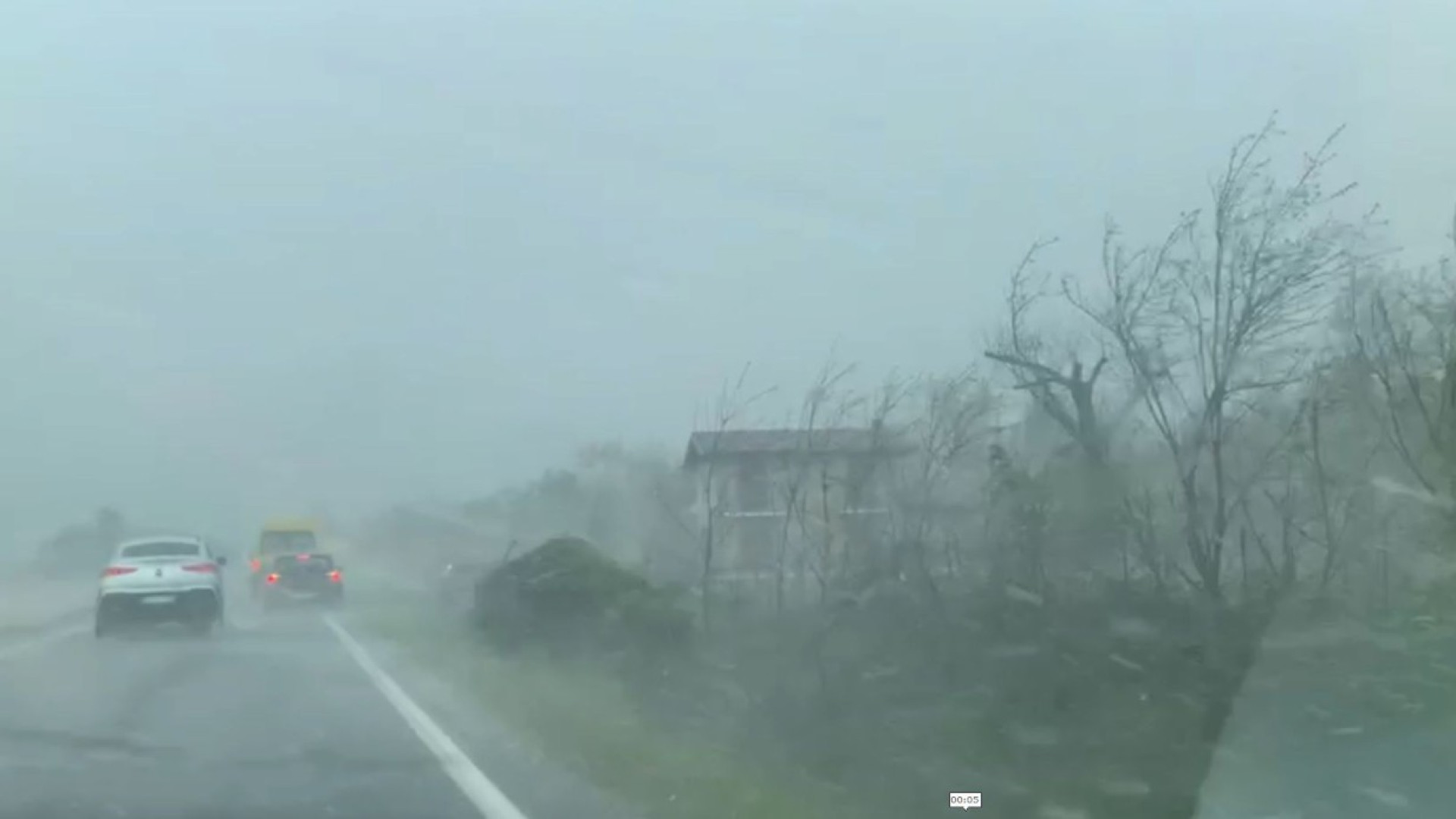 Allerta meteo: domani previste precipitazioni, rovesci e forti venti