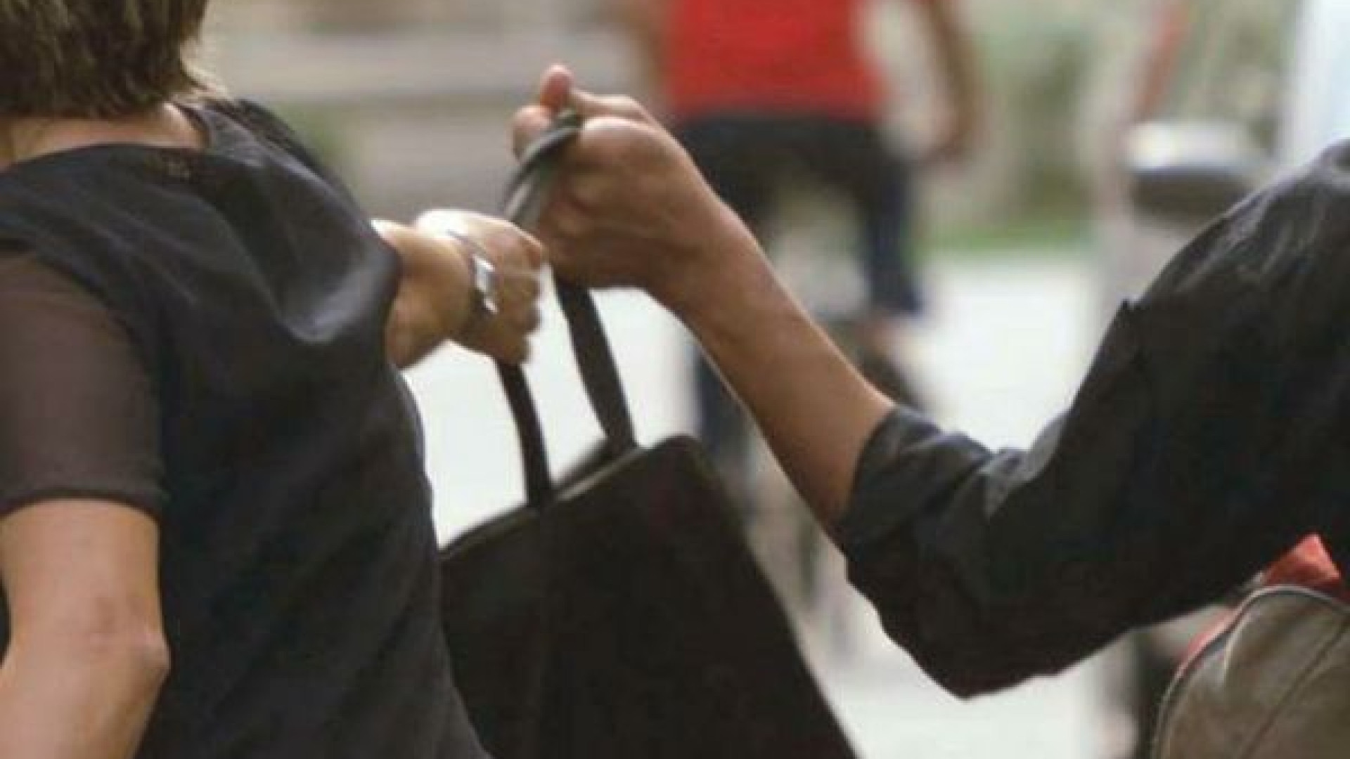 Aggredita sulle scale: giovane mette in fuga lo scippatore