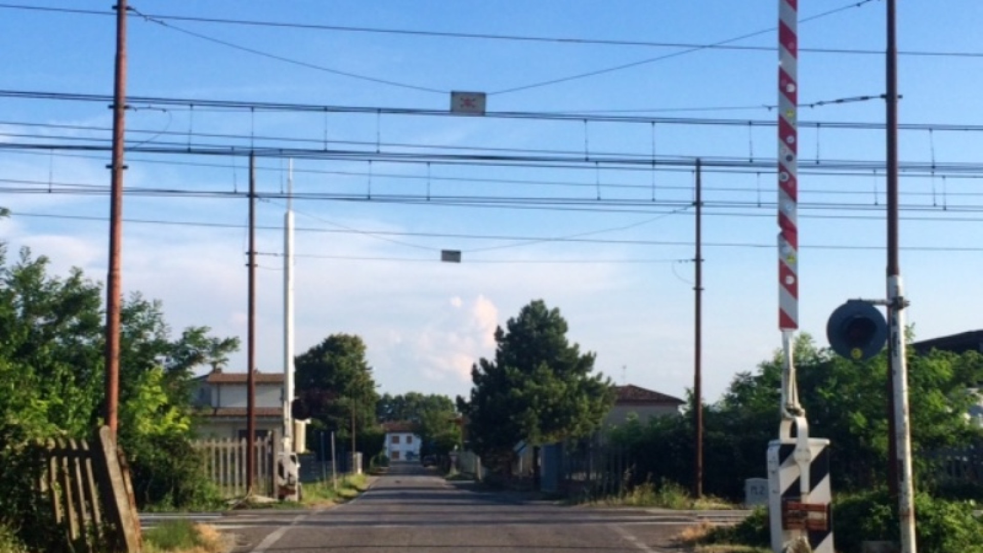 Rottofreno: passaggio a livello abbattuto, traffico stradale e ferroviario in tilt