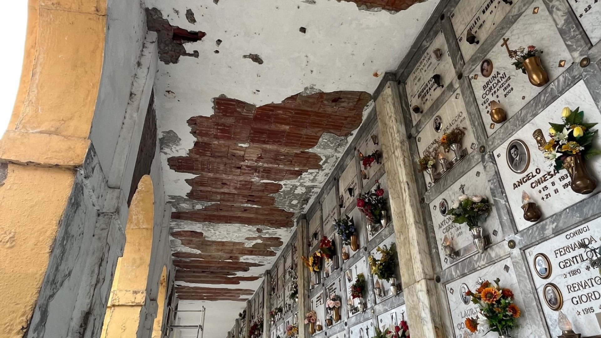 Decoro del cimitero, il Comune ai privati: "Curate la manutenzione alle tombe"
