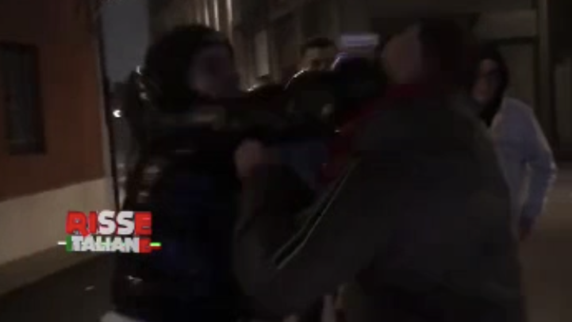 Insulti, grida e un pugno da ko: il video della rissa notturna a Fiorenzuola