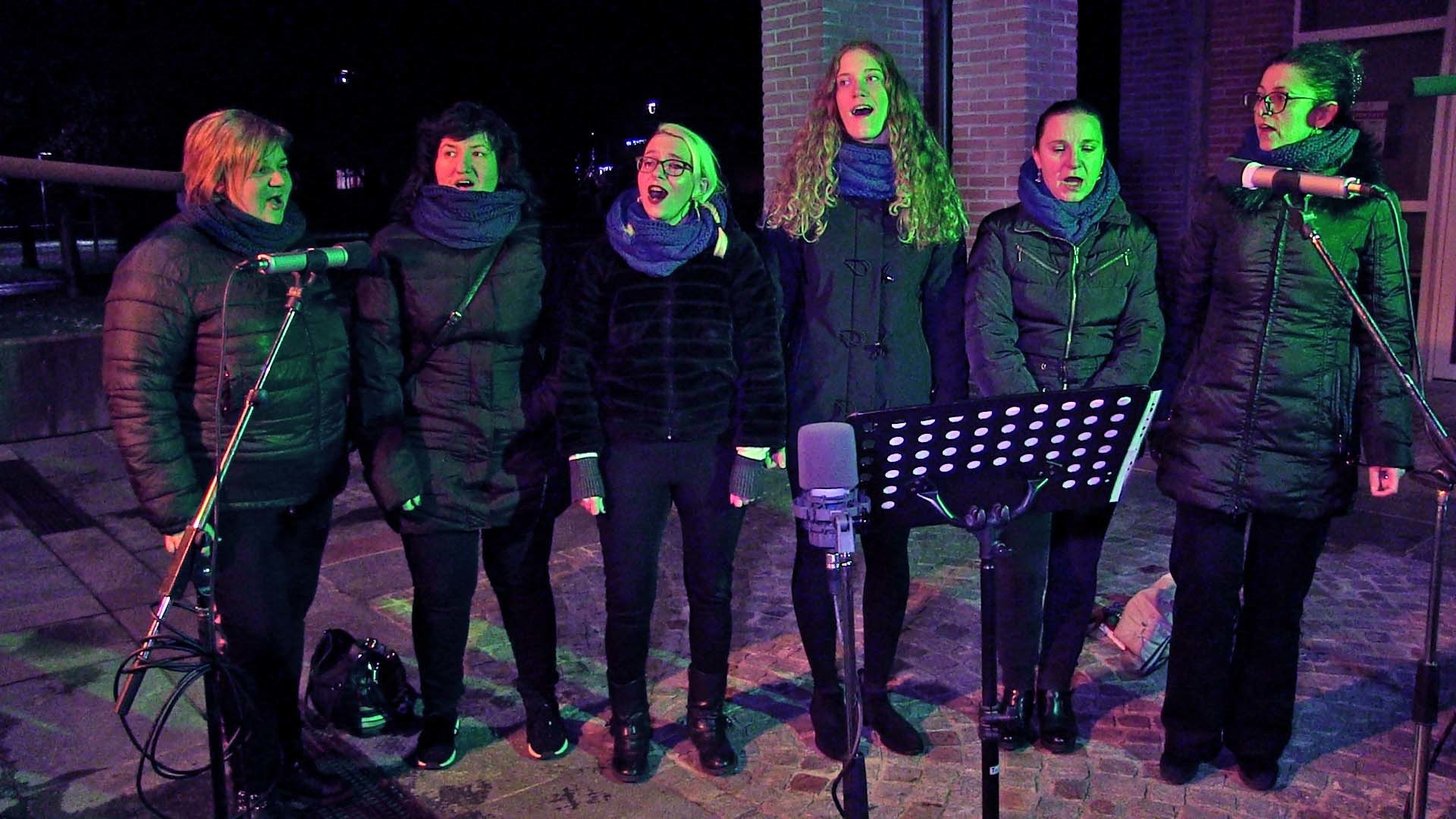Canti gospel e bambini in festa hanno accolto l'arrivo di Santa Lucia